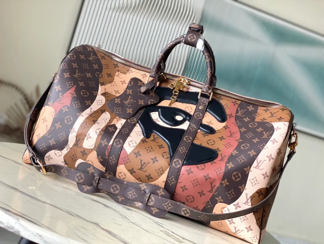 💰1540 Top original order M46677 This Keepall Bandouliere55 travel bag comes from the V Portrait series, with canvas background and Monogram pattern. Then add eye-shaped patches on top to create a trompe-l'oeil effect face pattern. Dimensions: 55 × 31 × 26 cm