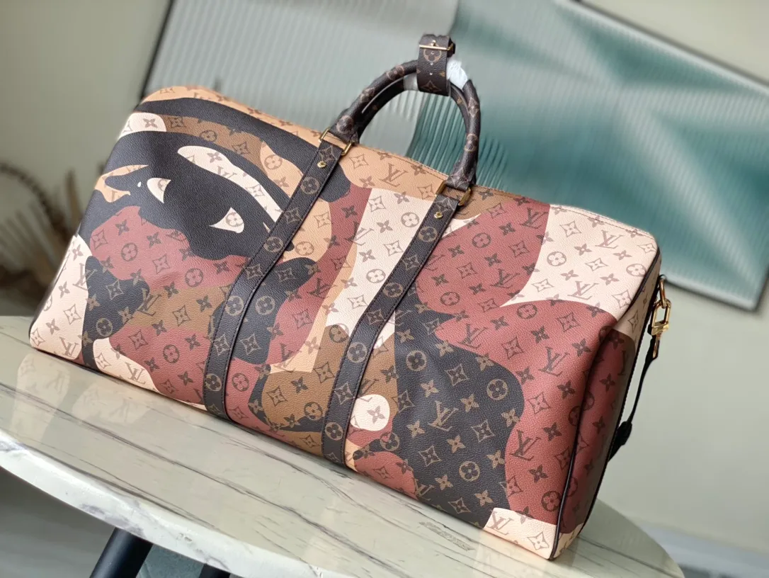 💰1540 Top original order M46677 This Keepall Bandouliere55 travel bag comes from the V Portrait series, with canvas background and Monogram pattern. Then add eye-shaped patches on top to create a trompe-l'oeil effect face pattern. Dimensions: 55 × 31 × 26 cm