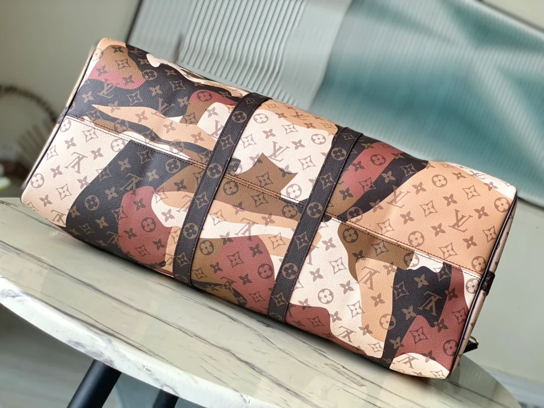 💰1540 Top original order M46677 This Keepall Bandouliere55 travel bag comes from the V Portrait series, with canvas background and Monogram pattern. Then add eye-shaped patches on top to create a trompe-l'oeil effect face pattern. Dimensions: 55 × 31 × 26 cm