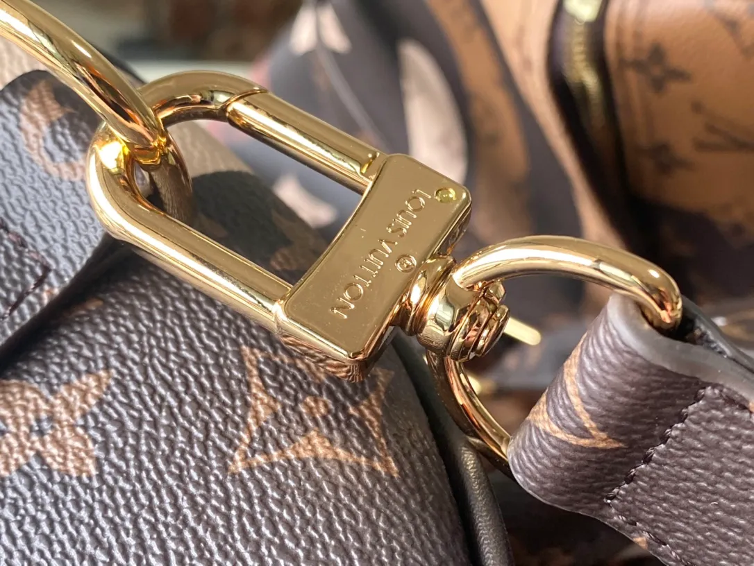 💰1540 Top original order M46677 This Keepall Bandouliere55 travel bag comes from the V Portrait series, with canvas background and Monogram pattern. Then add eye-shaped patches on top to create a trompe-l'oeil effect face pattern. Dimensions: 55 × 31 × 26 cm