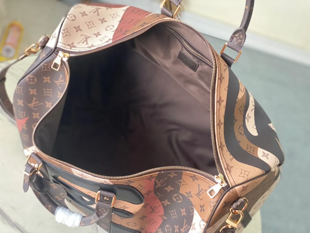💰1540 Top original order M46677 This Keepall Bandouliere55 travel bag comes from the V Portrait series, with canvas background and Monogram pattern. Then add eye-shaped patches on top to create a trompe-l'oeil effect face pattern. Dimensions: 55 × 31 × 26 cm