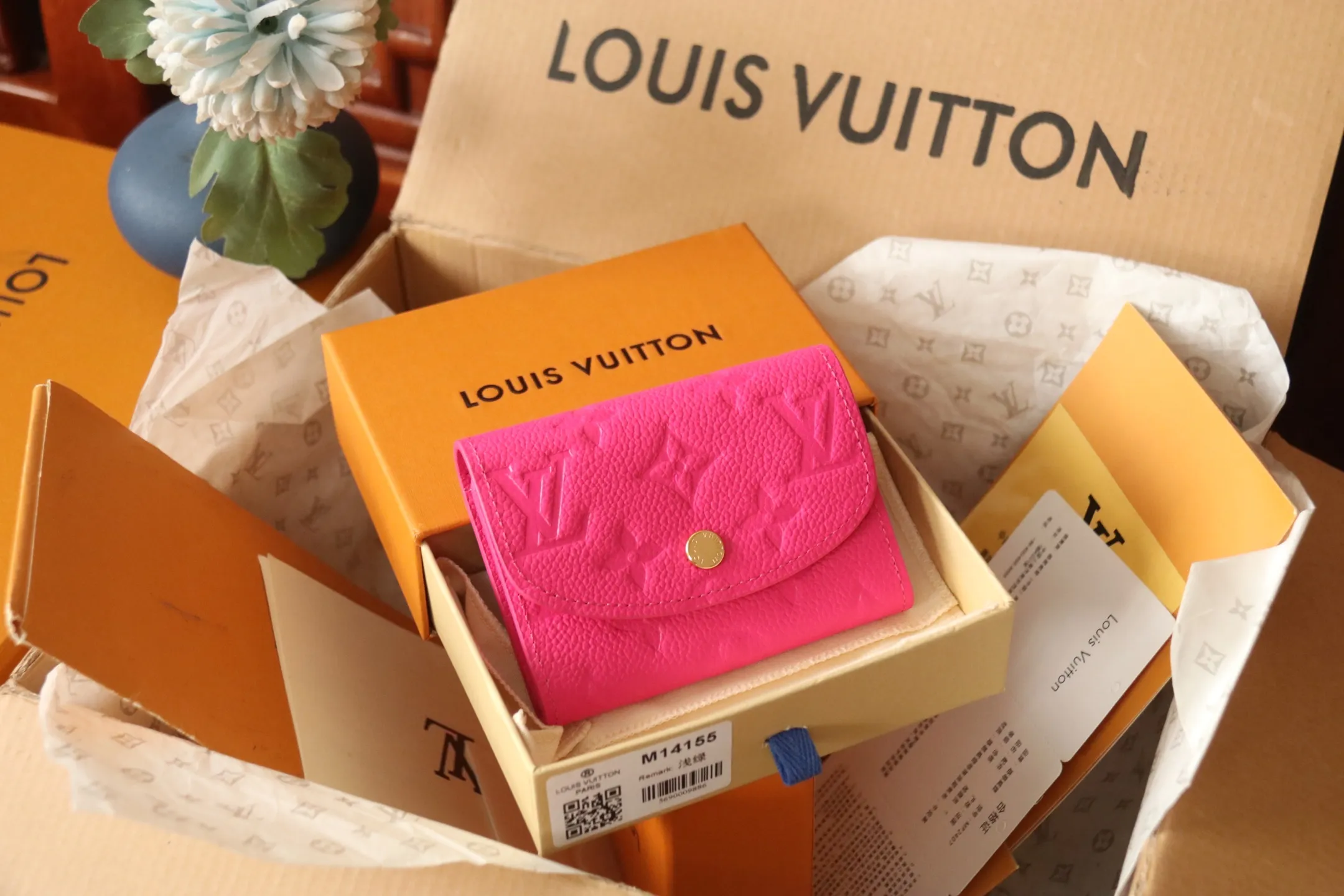 M14086 Rose Red 💎P360 [LV x TM Portumone Rosali] m14084 Green m14085 Blue Murakami The fresh tones of the “Louis Vuitton × Murakami” series reinterpret the Monogram Amprant leather that symbolizes the Maison, and adapt the daily necessities into the cheerful atmosphere of “LV × TM Portumone Rosali”. The chic pocket size adorned with the rounded front flap is attractive. The interior, which features a zippered coin compartment, is playfully decorated with a monogram and multi-colored canvas reminiscent of the artist's characteristic rainbow colors.   Dimensions: 11 x 8 x 2.5 cm