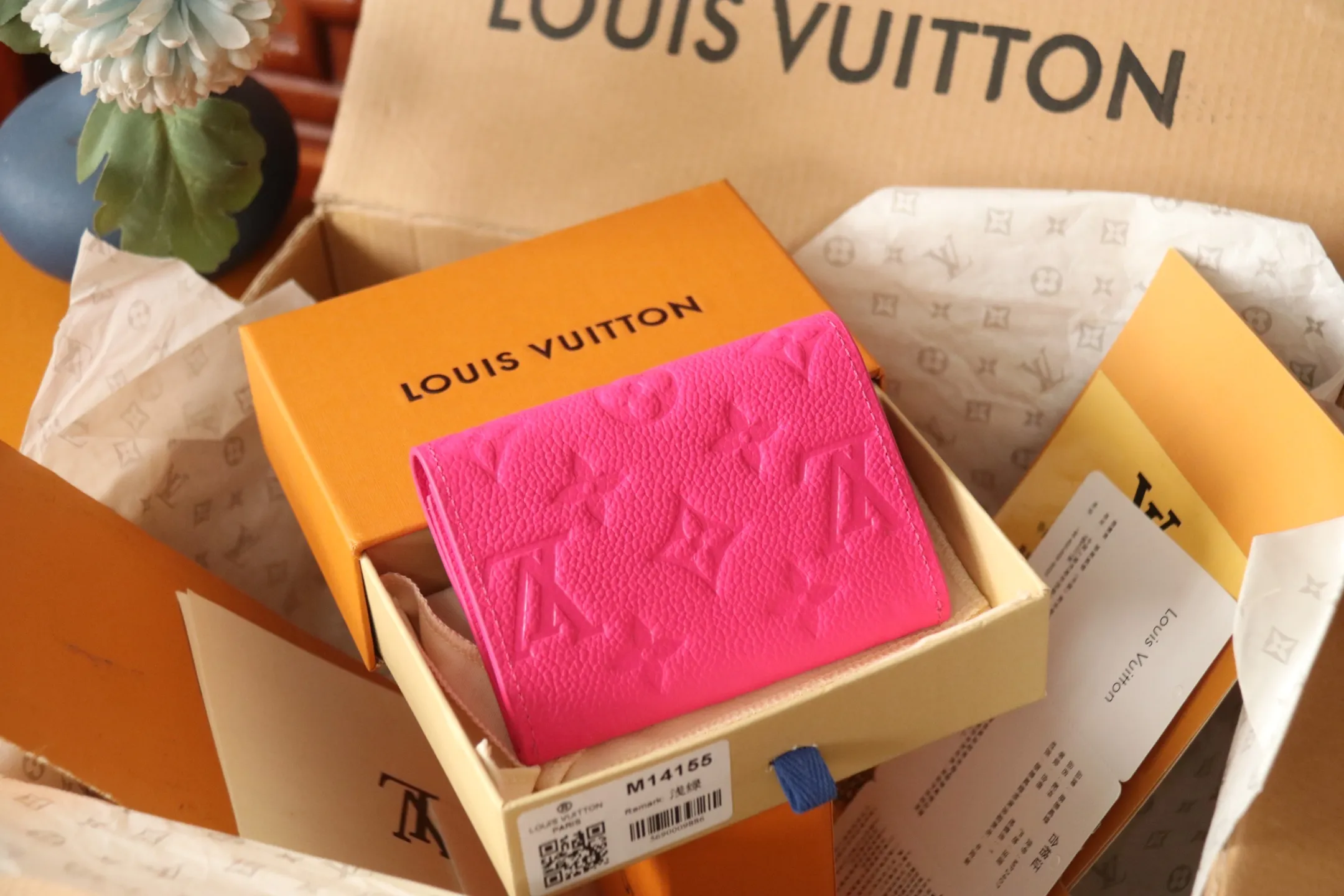 M14086 Rose Red 💎P360 [LV x TM Portumone Rosali] m14084 Green m14085 Blue Murakami The fresh tones of the “Louis Vuitton × Murakami” series reinterpret the Monogram Amprant leather that symbolizes the Maison, and adapt the daily necessities into the cheerful atmosphere of “LV × TM Portumone Rosali”. The chic pocket size adorned with the rounded front flap is attractive. The interior, which features a zippered coin compartment, is playfully decorated with a monogram and multi-colored canvas reminiscent of the artist's characteristic rainbow colors.   Dimensions: 11 x 8 x 2.5 cm