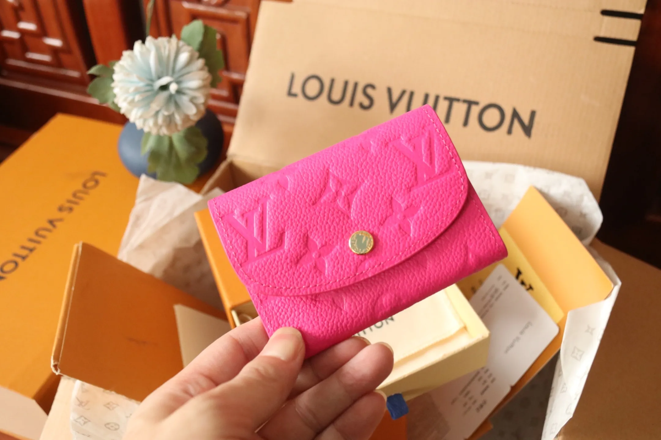 M14086 Rose Red 💎P360 [LV x TM Portumone Rosali] m14084 Green m14085 Blue Murakami The fresh tones of the “Louis Vuitton × Murakami” series reinterpret the Monogram Amprant leather that symbolizes the Maison, and adapt the daily necessities into the cheerful atmosphere of “LV × TM Portumone Rosali”. The chic pocket size adorned with the rounded front flap is attractive. The interior, which features a zippered coin compartment, is playfully decorated with a monogram and multi-colored canvas reminiscent of the artist's characteristic rainbow colors.   Dimensions: 11 x 8 x 2.5 cm