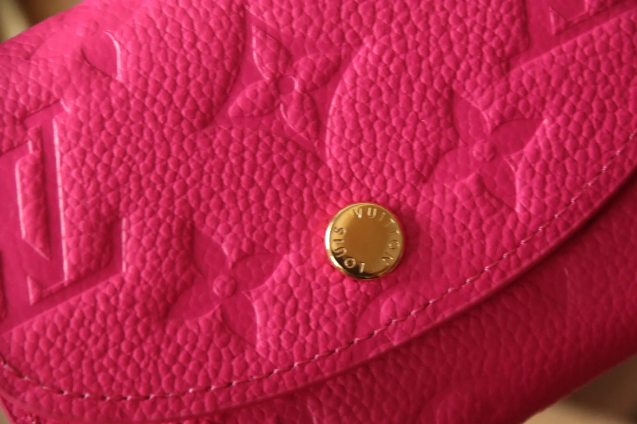 M14086 Rose Red 💎P360 [LV x TM Portumone Rosali] m14084 Green m14085 Blue Murakami The fresh tones of the “Louis Vuitton × Murakami” series reinterpret the Monogram Amprant leather that symbolizes the Maison, and adapt the daily necessities into the cheerful atmosphere of “LV × TM Portumone Rosali”. The chic pocket size adorned with the rounded front flap is attractive. The interior, which features a zippered coin compartment, is playfully decorated with a monogram and multi-colored canvas reminiscent of the artist's characteristic rainbow colors.   Dimensions: 11 x 8 x 2.5 cm