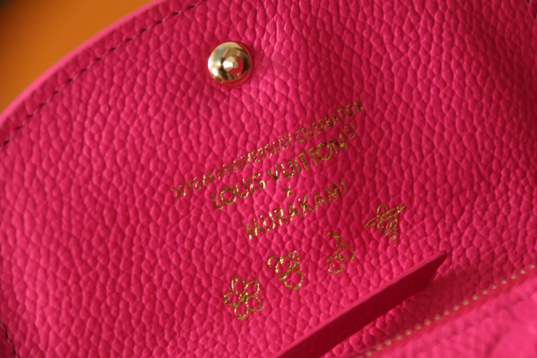 M14086 Rose Red 💎P360 [LV x TM Portumone Rosali] m14084 Green m14085 Blue Murakami The fresh tones of the “Louis Vuitton × Murakami” series reinterpret the Monogram Amprant leather that symbolizes the Maison, and adapt the daily necessities into the cheerful atmosphere of “LV × TM Portumone Rosali”. The chic pocket size adorned with the rounded front flap is attractive. The interior, which features a zippered coin compartment, is playfully decorated with a monogram and multi-colored canvas reminiscent of the artist's characteristic rainbow colors.   Dimensions: 11 x 8 x 2.5 cm