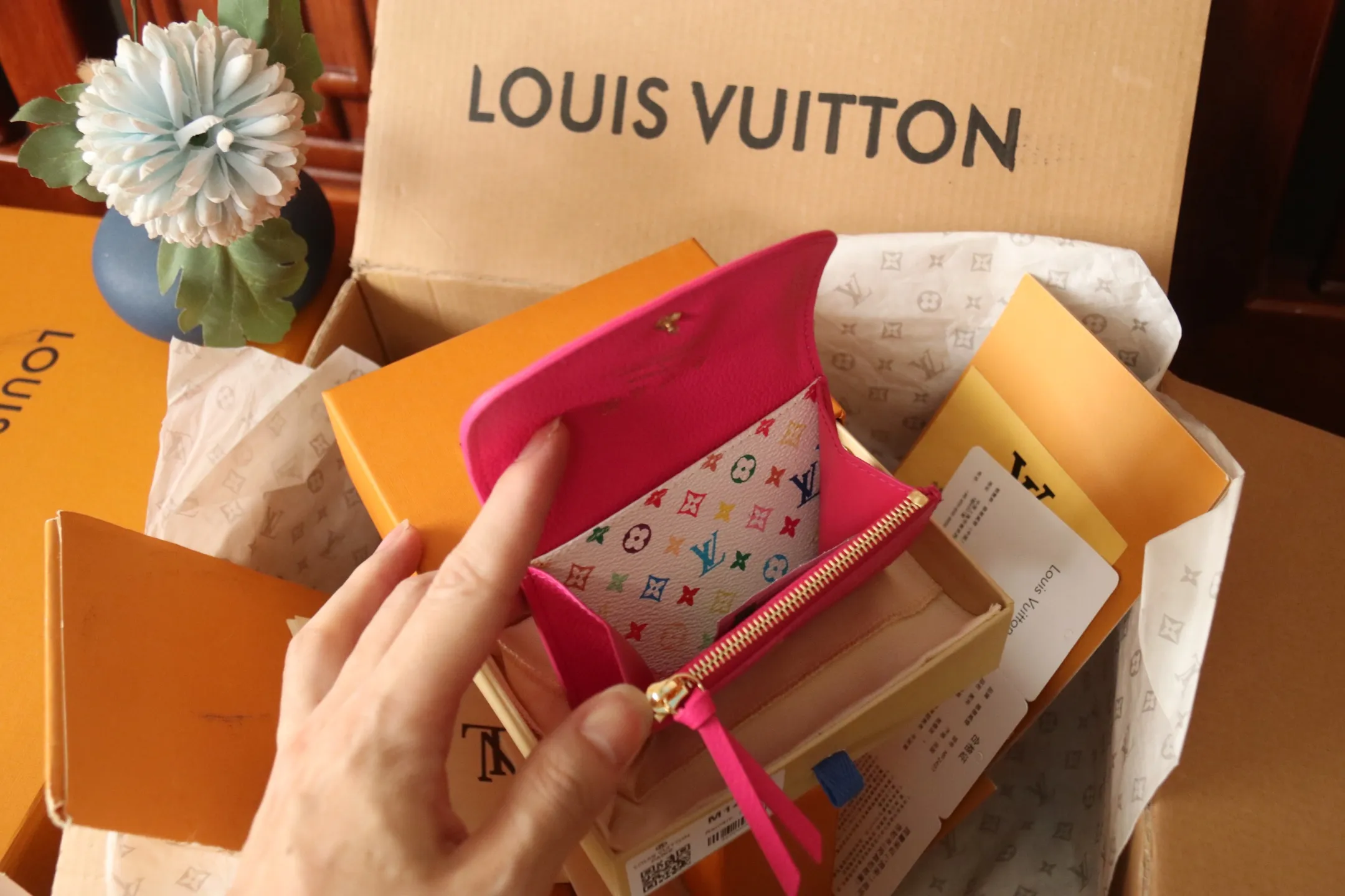 M14086 Rose Red 💎P360 [LV x TM Portumone Rosali] m14084 Green m14085 Blue Murakami The fresh tones of the “Louis Vuitton × Murakami” series reinterpret the Monogram Amprant leather that symbolizes the Maison, and adapt the daily necessities into the cheerful atmosphere of “LV × TM Portumone Rosali”. The chic pocket size adorned with the rounded front flap is attractive. The interior, which features a zippered coin compartment, is playfully decorated with a monogram and multi-colored canvas reminiscent of the artist's characteristic rainbow colors.   Dimensions: 11 x 8 x 2.5 cm