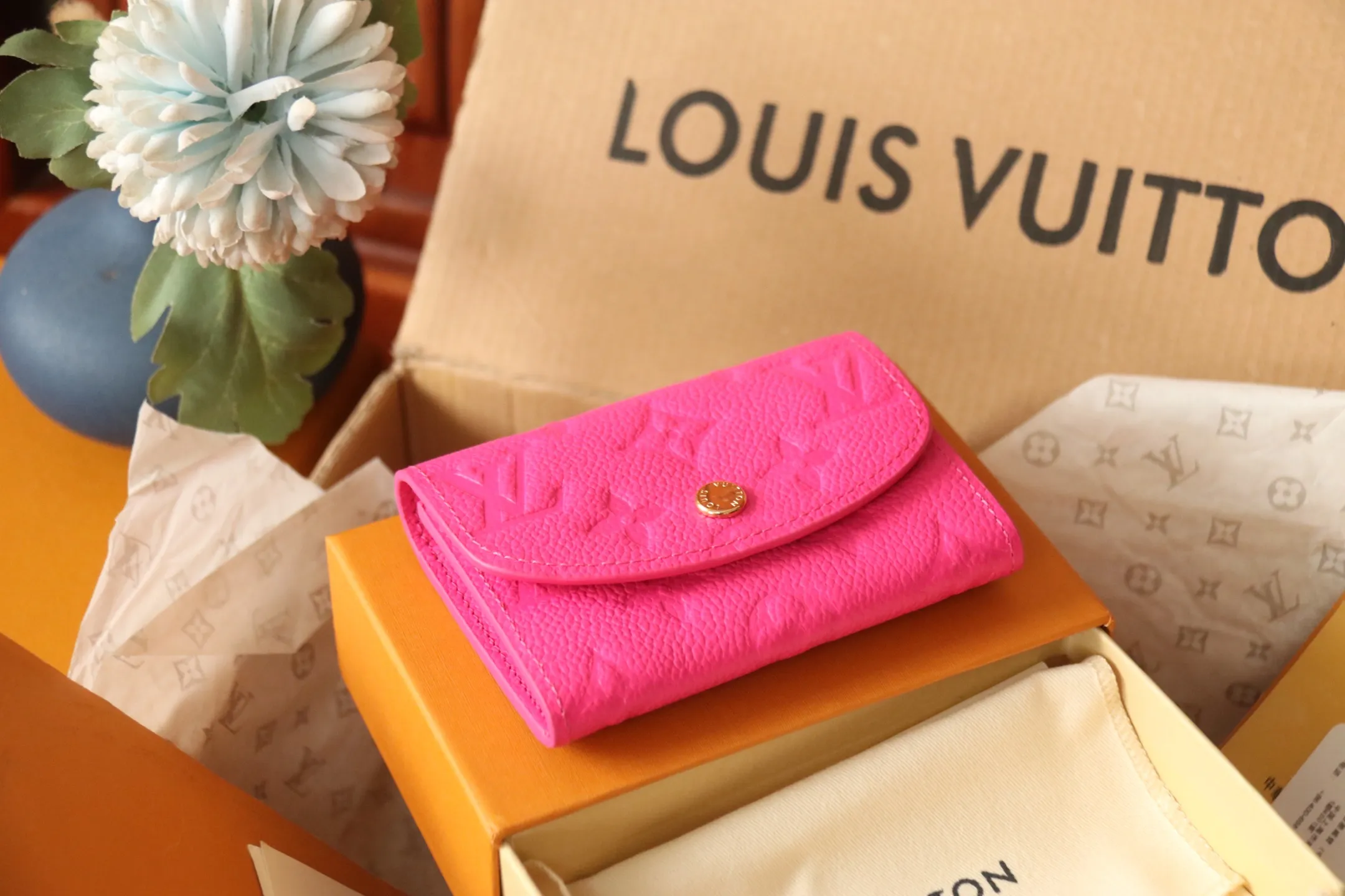 M14086 Rose Red 💎P360 [LV x TM Portumone Rosali] m14084 Green m14085 Blue Murakami The fresh tones of the “Louis Vuitton × Murakami” series reinterpret the Monogram Amprant leather that symbolizes the Maison, and adapt the daily necessities into the cheerful atmosphere of “LV × TM Portumone Rosali”. The chic pocket size adorned with the rounded front flap is attractive. The interior, which features a zippered coin compartment, is playfully decorated with a monogram and multi-colored canvas reminiscent of the artist's characteristic rainbow colors.   Dimensions: 11 x 8 x 2.5 cm
