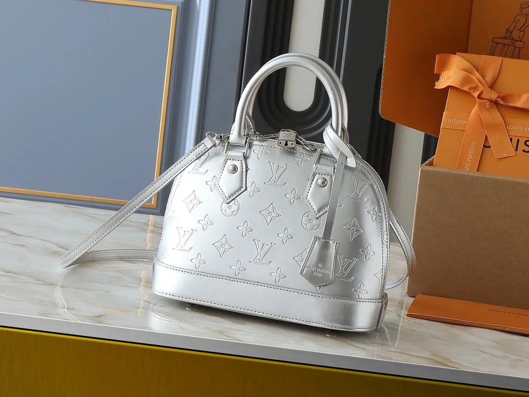 💰240💰Upgraded from the original model, the same patent leather series 53152.91606Alma BB 40302, 93595, handbags are derived from the classic Louis Vuitton bag designed in 1934. This compact bag easily holds keys, wallet, smartphone and lipstick. Detachable shoulder strap for cross-body wear. This modern version of the bag continues its classic silhouette, in Epi leather in bright and inspiring colours, dimensions: 25x19x11