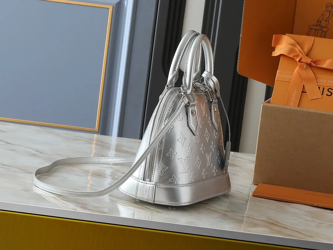 💰240💰Upgraded from the original model, the same patent leather series 53152.91606Alma BB 40302, 93595, handbags are derived from the classic Louis Vuitton bag designed in 1934. This compact bag easily holds keys, wallet, smartphone and lipstick. Detachable shoulder strap for cross-body wear. This modern version of the bag continues its classic silhouette, in Epi leather in bright and inspiring colours, dimensions: 25x19x11