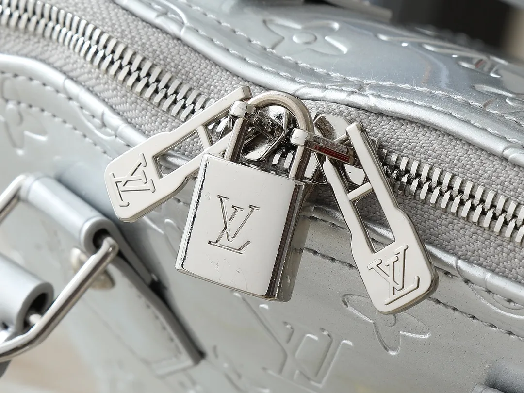 💰240💰Upgraded from the original model, the same patent leather series 53152.91606Alma BB 40302, 93595, handbags are derived from the classic Louis Vuitton bag designed in 1934. This compact bag easily holds keys, wallet, smartphone and lipstick. Detachable shoulder strap for cross-body wear. This modern version of the bag continues its classic silhouette, in Epi leather in bright and inspiring colours, dimensions: 25x19x11