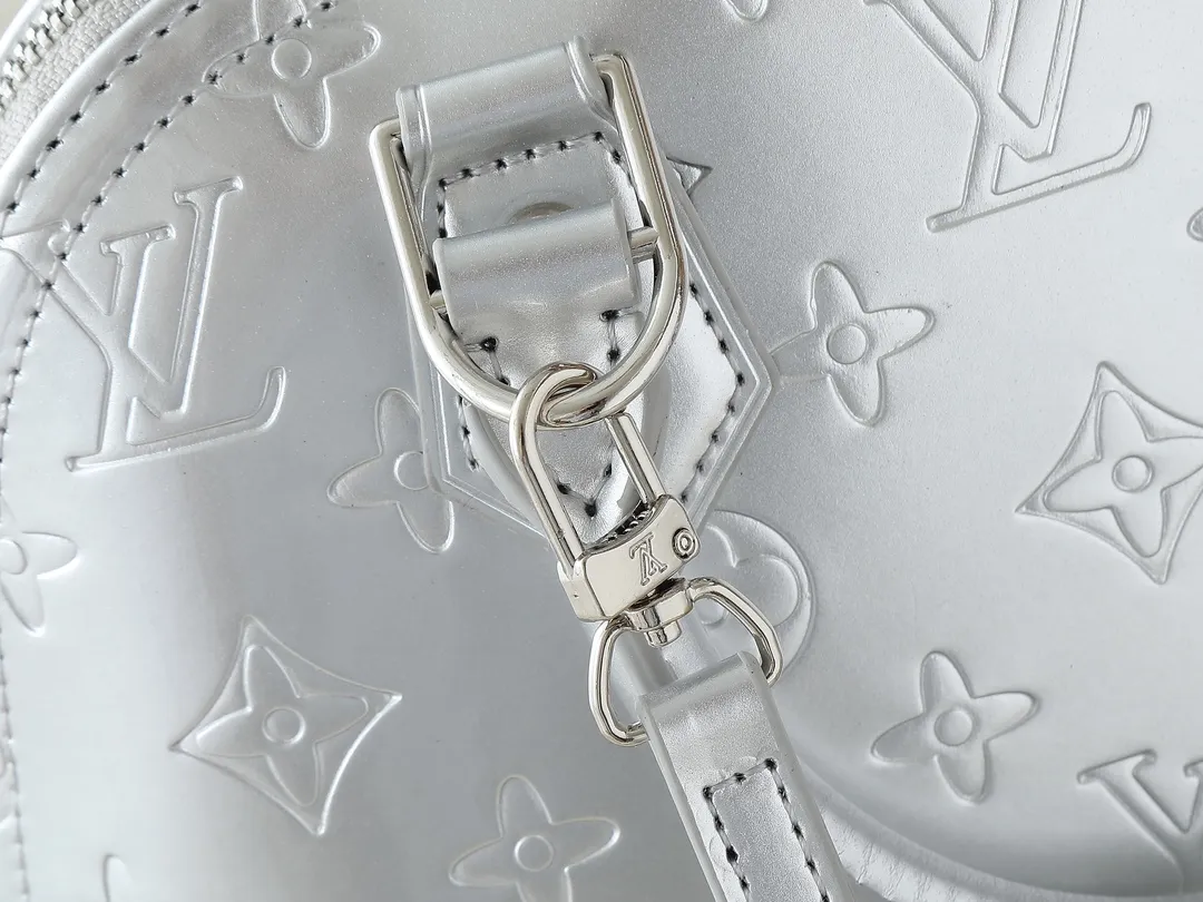 💰240💰Upgraded from the original model, the same patent leather series 53152.91606Alma BB 40302, 93595, handbags are derived from the classic Louis Vuitton bag designed in 1934. This compact bag easily holds keys, wallet, smartphone and lipstick. Detachable shoulder strap for cross-body wear. This modern version of the bag continues its classic silhouette, in Epi leather in bright and inspiring colours, dimensions: 25x19x11