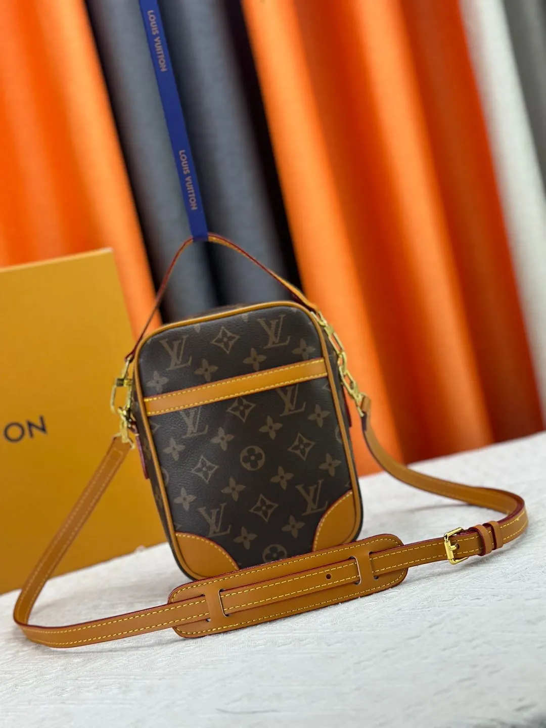 P240 M14106 Spring/Summer 2025 Crossbody Handbag Louis Vuitton Size 21/6/16