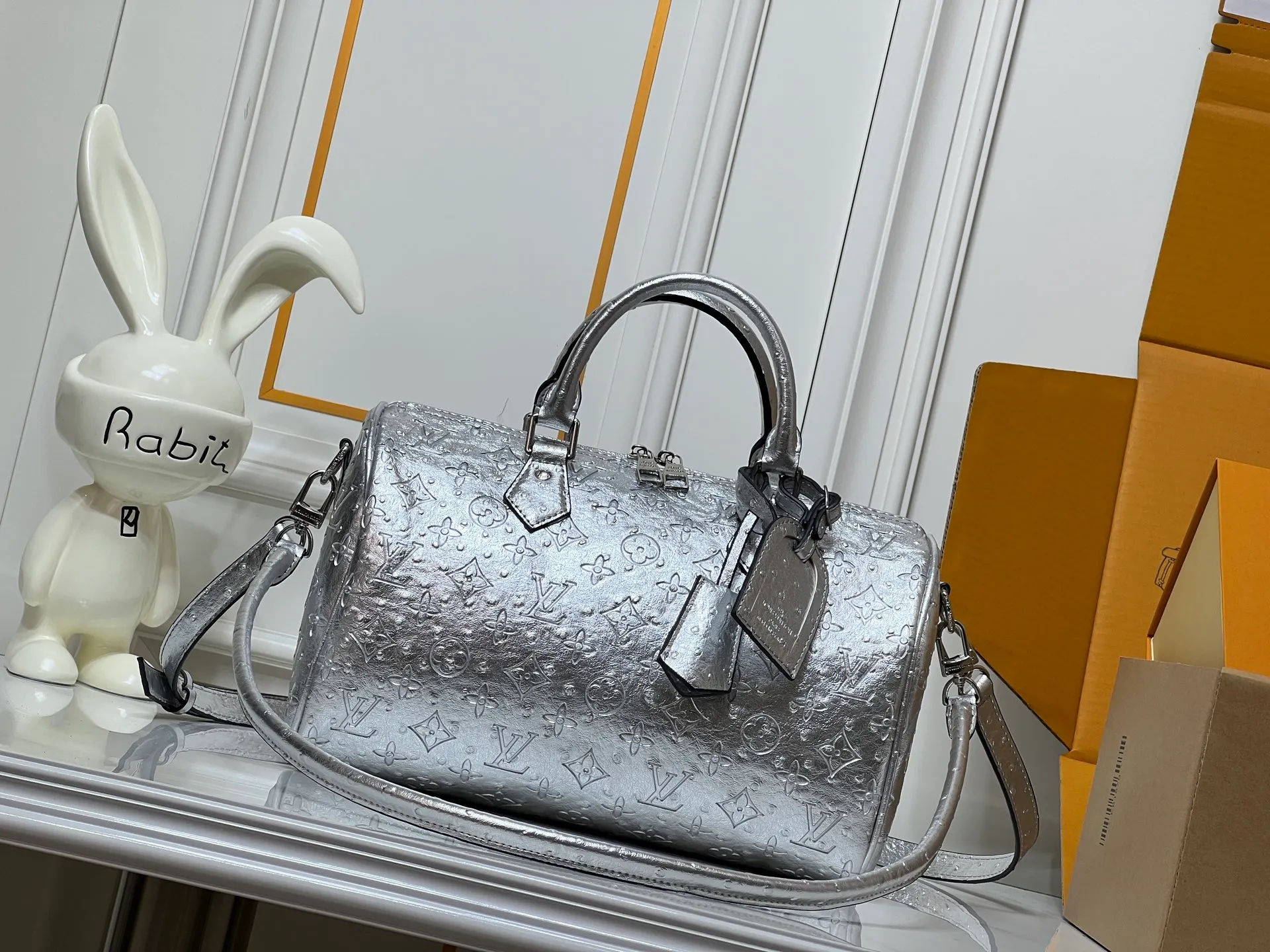 Batch 320💰M89427 M15159 M25766 M13344 This Speedy Soft 30 comes from the LV Travels With Grace Coddlington series. It is made of rich-toned cow leather with gold hardware and interesting embossed shapes. Removable name tag features Grace Coddington's handwriting. Size: 30X21X17 cm