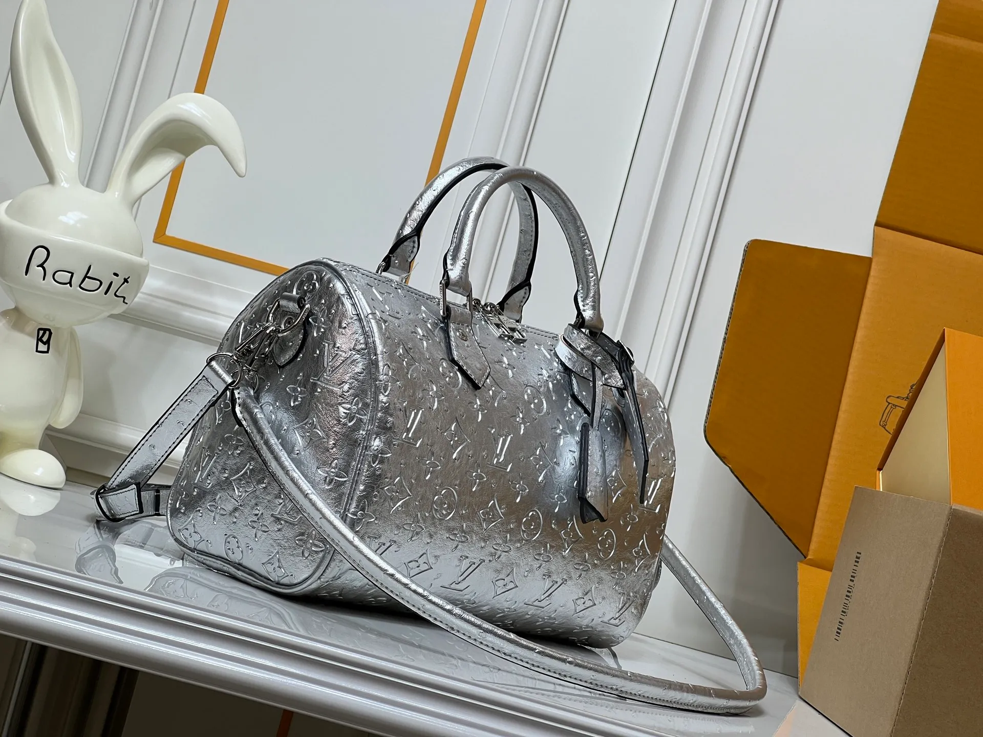 Batch 320💰M89427 M15159 M25766 M13344 This Speedy Soft 30 comes from the LV Travels With Grace Coddlington series. It is made of rich-toned cow leather with gold hardware and interesting embossed shapes. Removable name tag features Grace Coddington's handwriting. Size: 30X21X17 cm