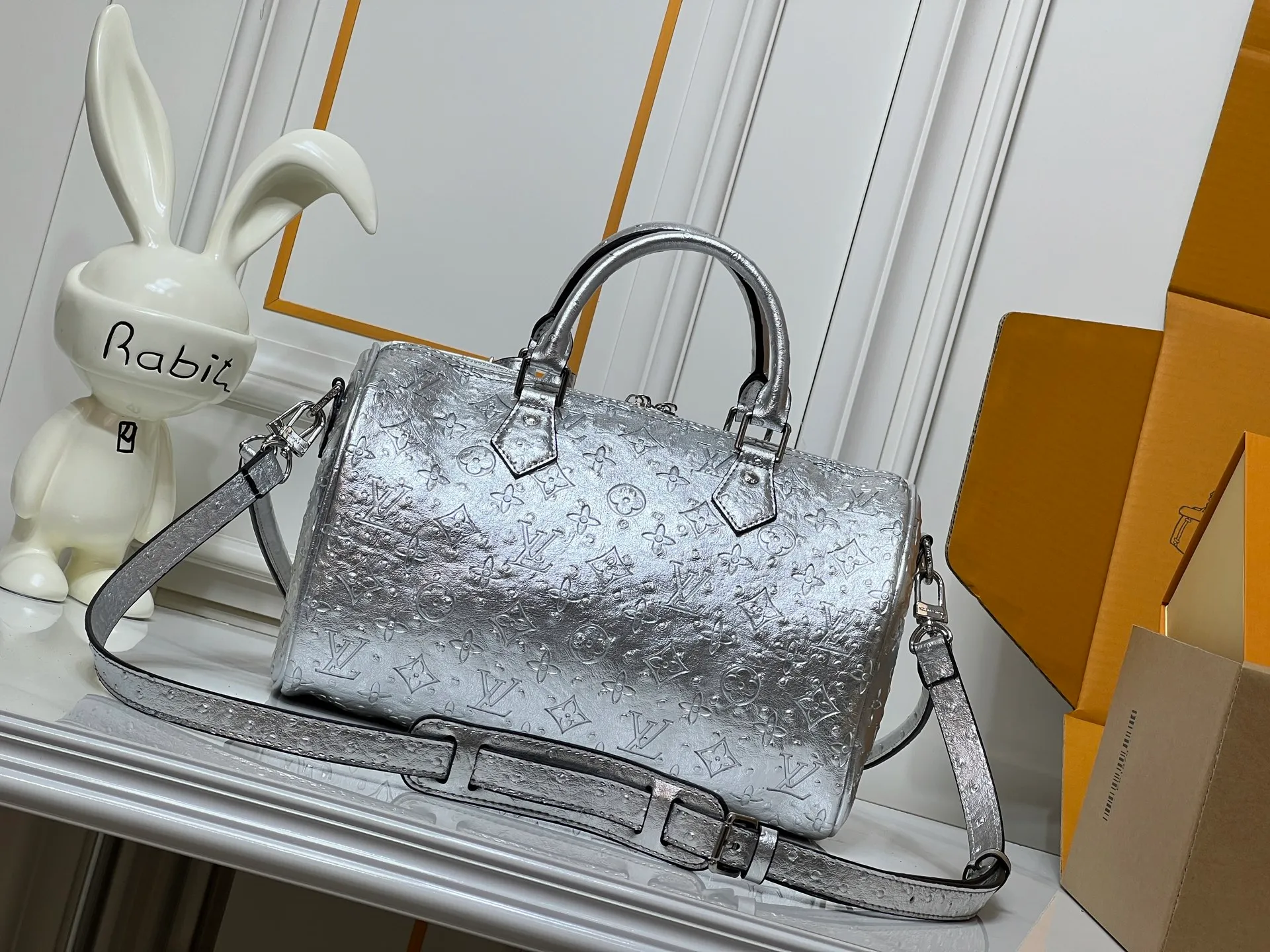 Batch 320💰M89427 M15159 M25766 M13344 This Speedy Soft 30 comes from the LV Travels With Grace Coddlington series. It is made of rich-toned cow leather with gold hardware and interesting embossed shapes. Removable name tag features Grace Coddington's handwriting. Size: 30X21X17 cm