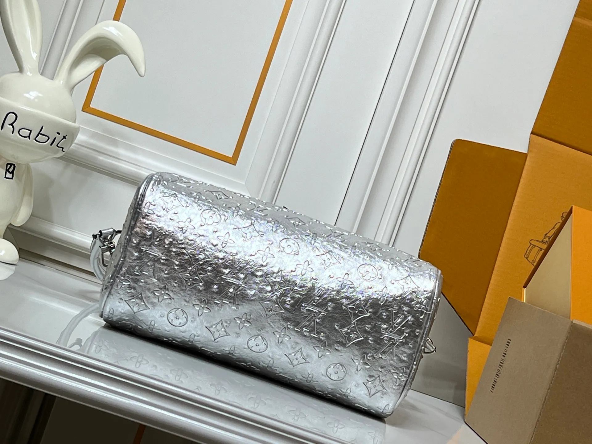 Batch 320💰M89427 M15159 M25766 M13344 This Speedy Soft 30 comes from the LV Travels With Grace Coddlington series. It is made of rich-toned cow leather with gold hardware and interesting embossed shapes. Removable name tag features Grace Coddington's handwriting. Size: 30X21X17 cm