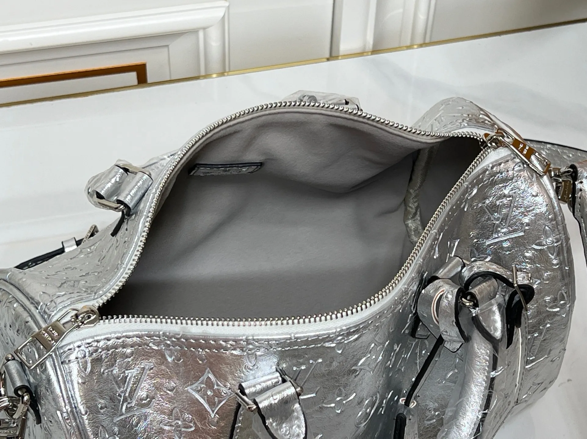 Batch 320💰M89427 M15159 M25766 M13344 This Speedy Soft 30 comes from the LV Travels With Grace Coddlington series. It is made of rich-toned cow leather with gold hardware and interesting embossed shapes. Removable name tag features Grace Coddington's handwriting. Size: 30X21X17 cm