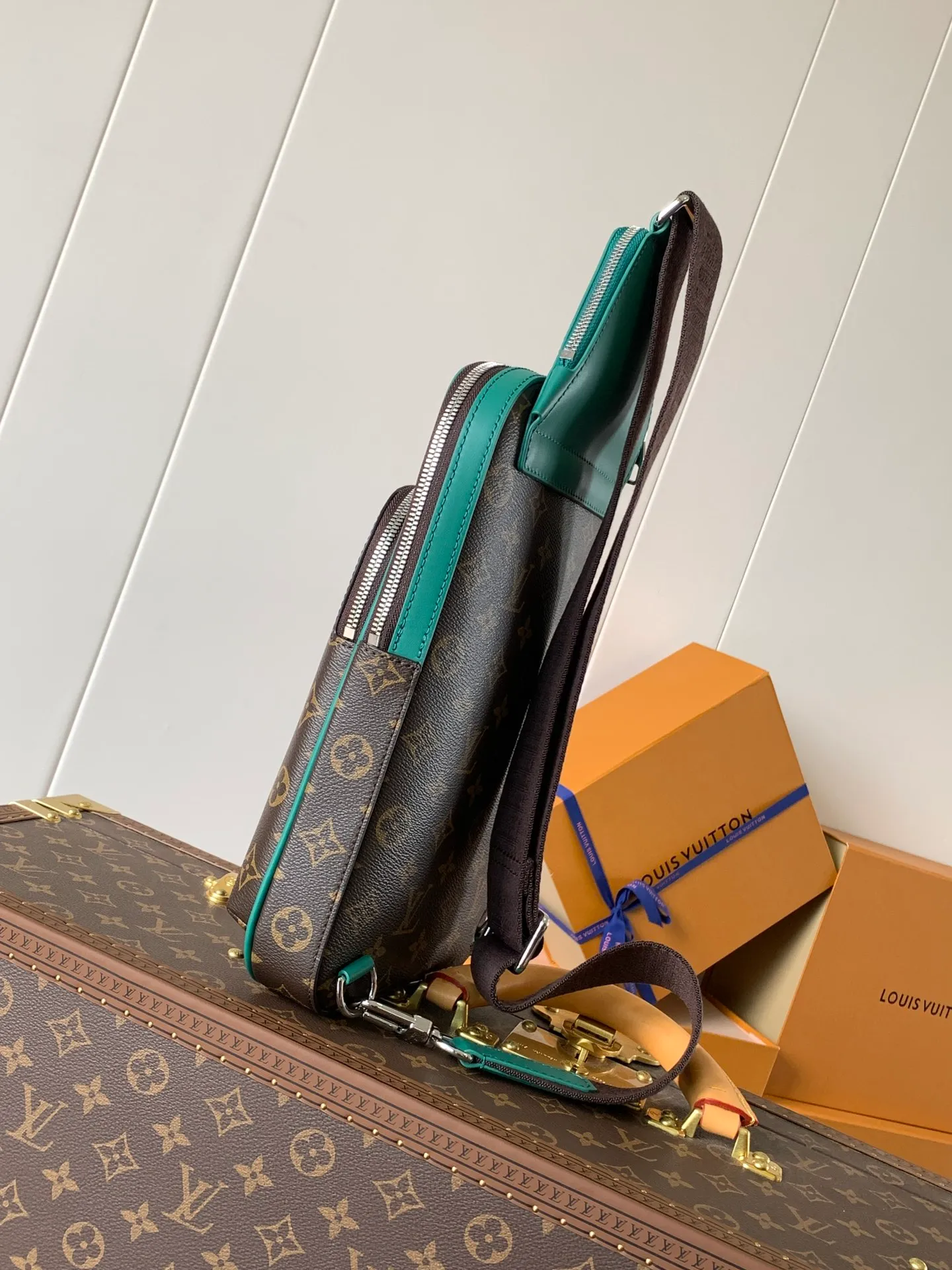 💰860 Top Original Transcoding Chip Style No.: M12734 Presbyopia Green This Avenue shoulder bag is made of Damier Graphite canvas, with a Louis Vuitton Paris logo leather patch on the front outer pocket. The adjustable nylon shoulder straps can be fixed on the left and right sides with D-rings, while the canvas straps and lining are sustainable. Damier Graphite coated canvas - Calfskin trim - Textile lining - Square hardware on the front - Main compartment - Zip front pocket - Small top zip pocket - Shoulder strap, non-detachable, adjustable! Size:20x31x7CM