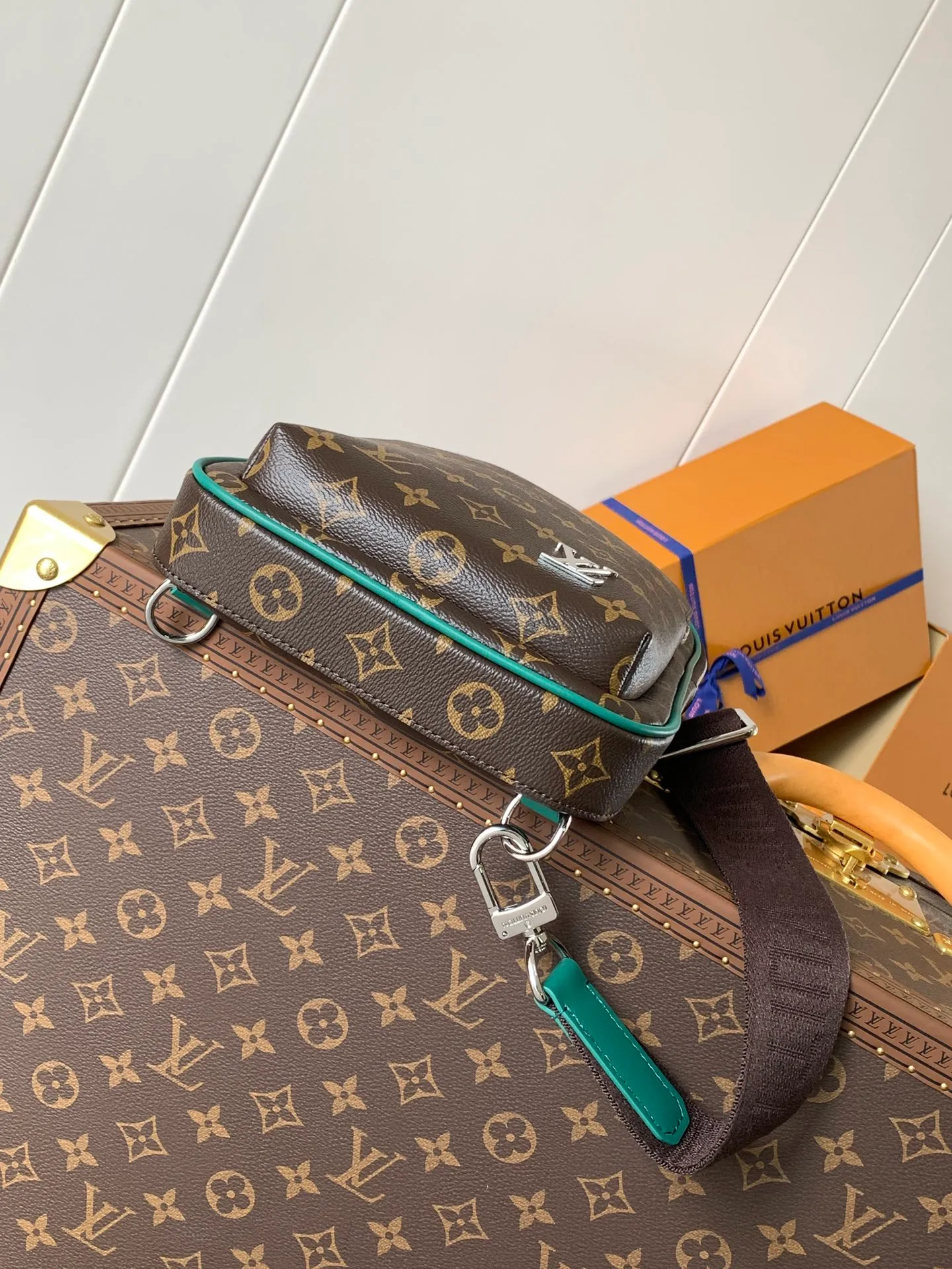 💰860 Top Original Transcoding Chip Style No.: M12734 Presbyopia Green This Avenue shoulder bag is made of Damier Graphite canvas, with a Louis Vuitton Paris logo leather patch on the front outer pocket. The adjustable nylon shoulder straps can be fixed on the left and right sides with D-rings, while the canvas straps and lining are sustainable. Damier Graphite coated canvas - Calfskin trim - Textile lining - Square hardware on the front - Main compartment - Zip front pocket - Small top zip pocket - Shoulder strap, non-detachable, adjustable! Size:20x31x7CM