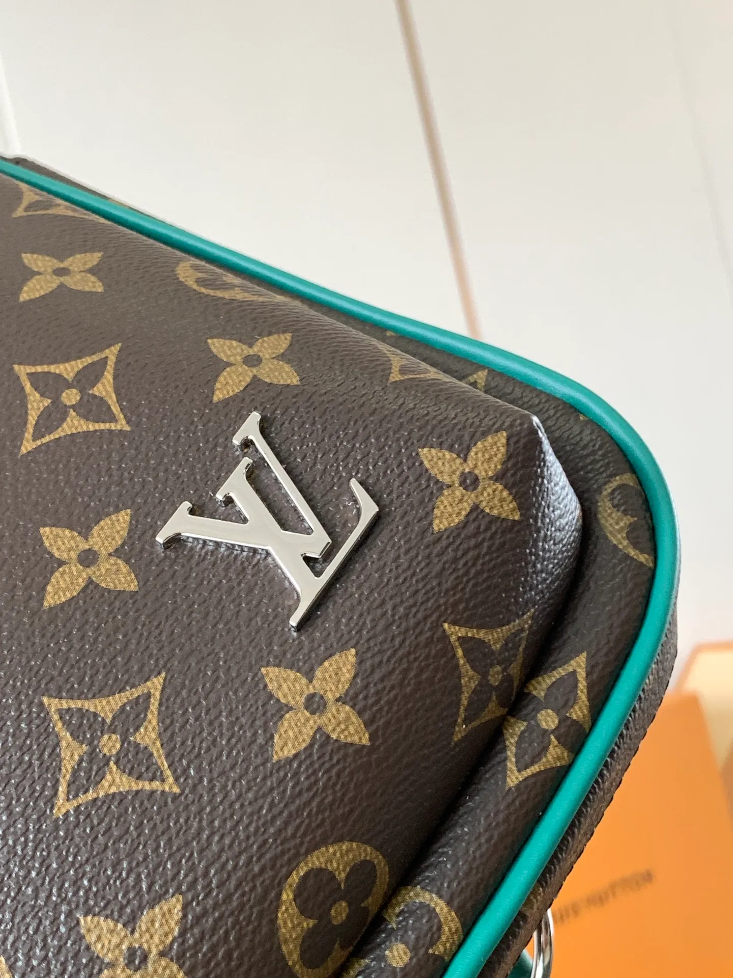 💰860 Top Original Transcoding Chip Style No.: M12734 Presbyopia Green This Avenue shoulder bag is made of Damier Graphite canvas, with a Louis Vuitton Paris logo leather patch on the front outer pocket. The adjustable nylon shoulder straps can be fixed on the left and right sides with D-rings, while the canvas straps and lining are sustainable. Damier Graphite coated canvas - Calfskin trim - Textile lining - Square hardware on the front - Main compartment - Zip front pocket - Small top zip pocket - Shoulder strap, non-detachable, adjustable! Size:20x31x7CM