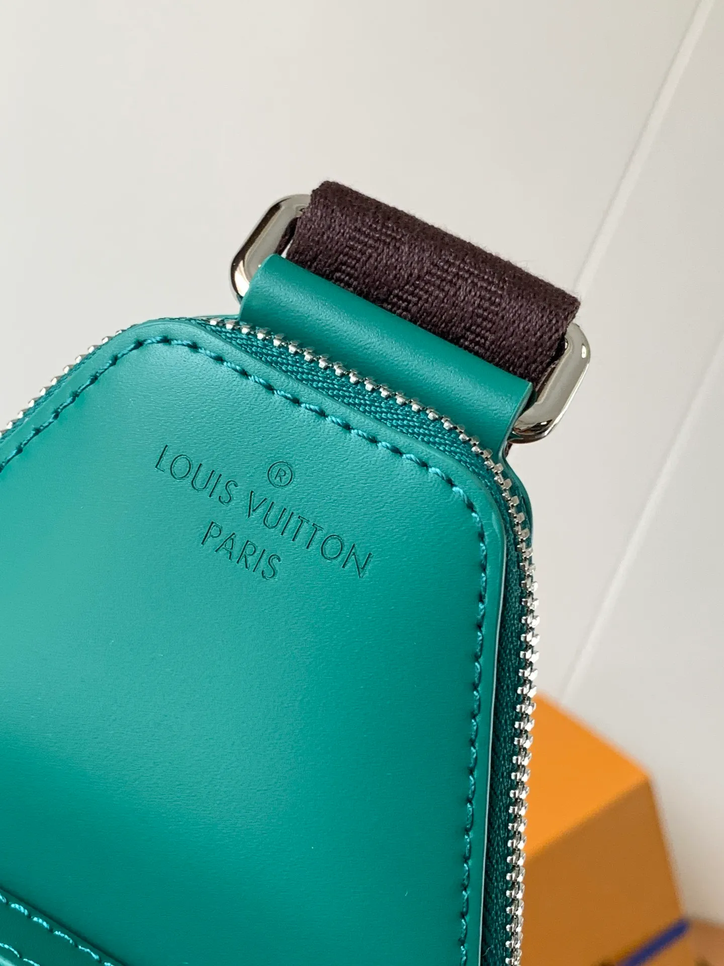 💰860 Top Original Transcoding Chip Style No.: M12734 Presbyopia Green This Avenue shoulder bag is made of Damier Graphite canvas, with a Louis Vuitton Paris logo leather patch on the front outer pocket. The adjustable nylon shoulder straps can be fixed on the left and right sides with D-rings, while the canvas straps and lining are sustainable. Damier Graphite coated canvas - Calfskin trim - Textile lining - Square hardware on the front - Main compartment - Zip front pocket - Small top zip pocket - Shoulder strap, non-detachable, adjustable! Size:20x31x7CM