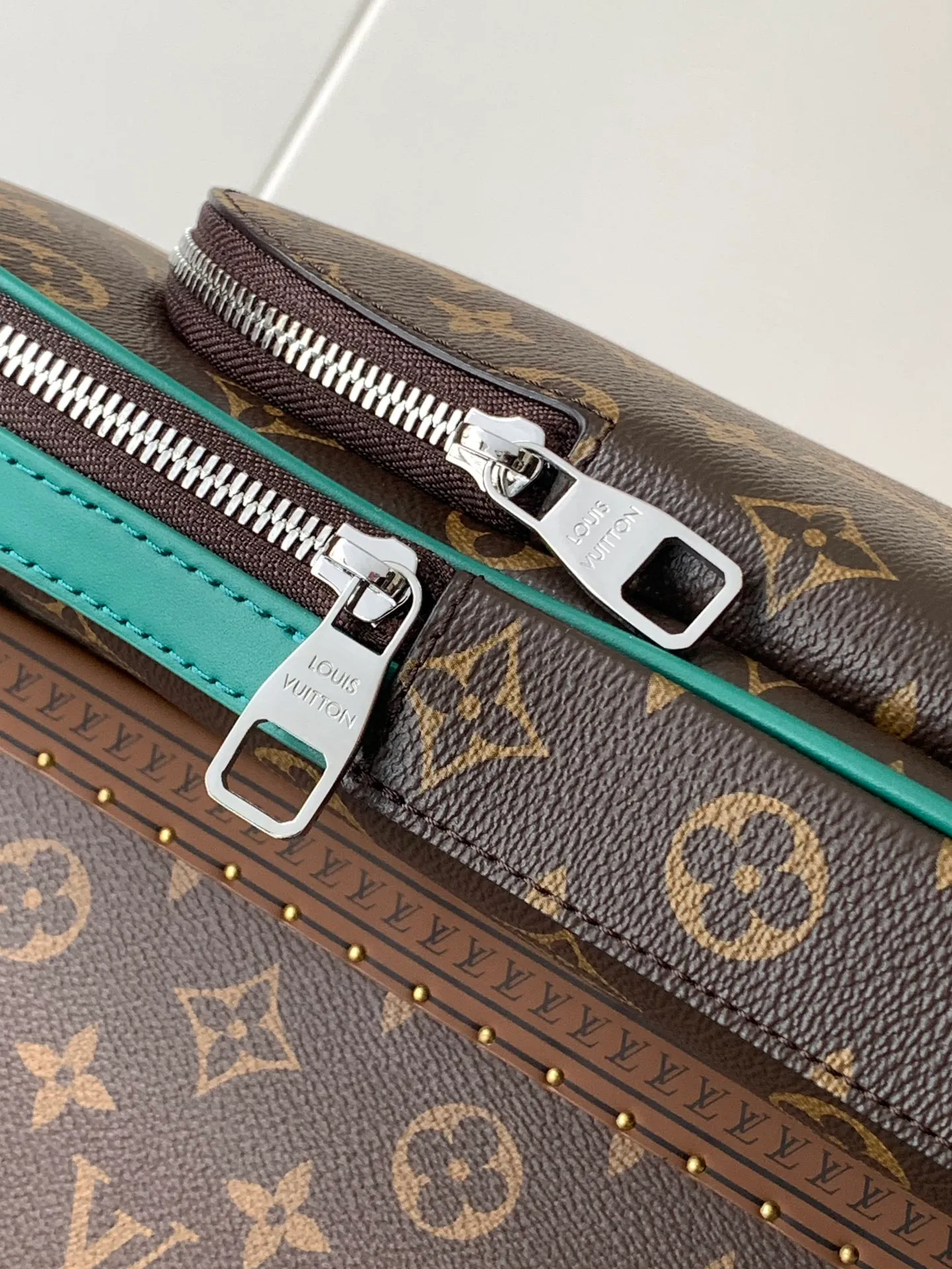 💰860 Top Original Transcoding Chip Style No.: M12734 Presbyopia Green This Avenue shoulder bag is made of Damier Graphite canvas, with a Louis Vuitton Paris logo leather patch on the front outer pocket. The adjustable nylon shoulder straps can be fixed on the left and right sides with D-rings, while the canvas straps and lining are sustainable. Damier Graphite coated canvas - Calfskin trim - Textile lining - Square hardware on the front - Main compartment - Zip front pocket - Small top zip pocket - Shoulder strap, non-detachable, adjustable! Size:20x31x7CM