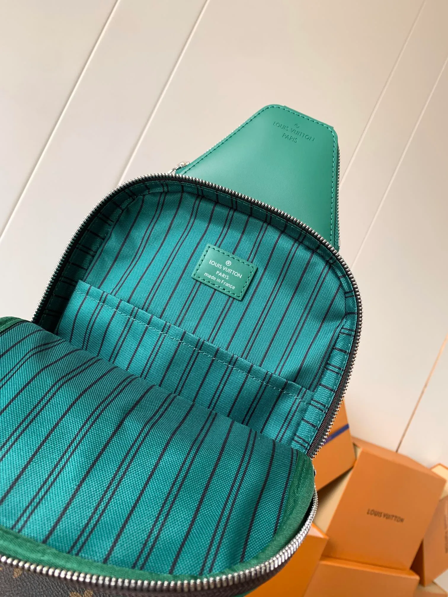 💰860 Top Original Transcoding Chip Style No.: M12734 Presbyopia Green This Avenue shoulder bag is made of Damier Graphite canvas, with a Louis Vuitton Paris logo leather patch on the front outer pocket. The adjustable nylon shoulder straps can be fixed on the left and right sides with D-rings, while the canvas straps and lining are sustainable. Damier Graphite coated canvas - Calfskin trim - Textile lining - Square hardware on the front - Main compartment - Zip front pocket - Small top zip pocket - Shoulder strap, non-detachable, adjustable! Size:20x31x7CM