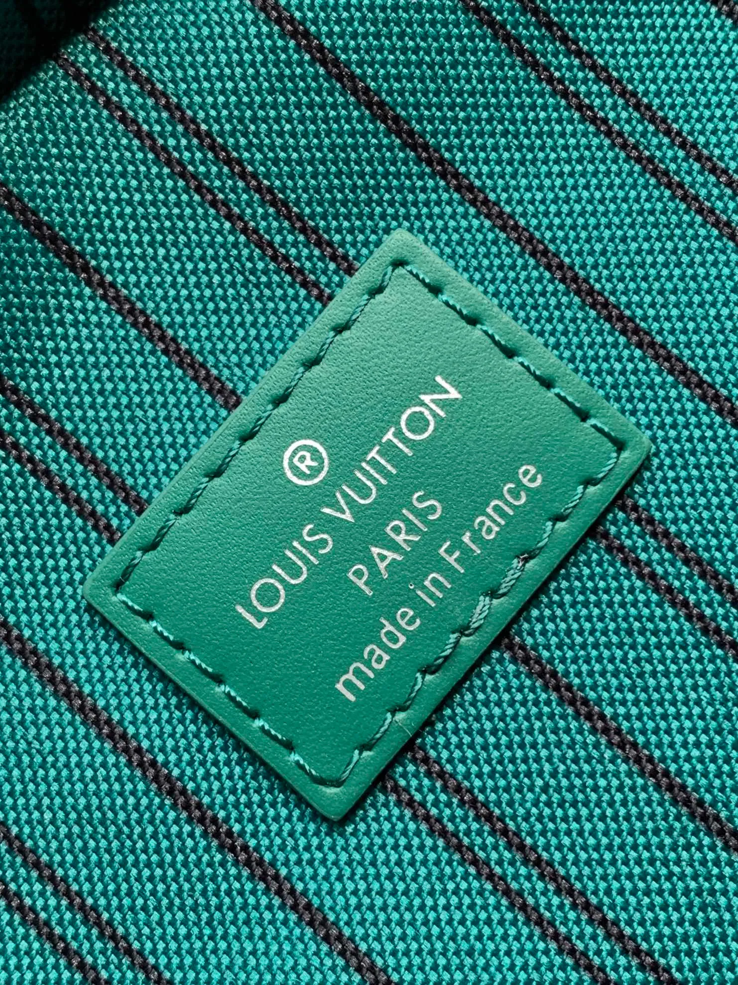 💰860 Top Original Transcoding Chip Style No.: M12734 Presbyopia Green This Avenue shoulder bag is made of Damier Graphite canvas, with a Louis Vuitton Paris logo leather patch on the front outer pocket. The adjustable nylon shoulder straps can be fixed on the left and right sides with D-rings, while the canvas straps and lining are sustainable. Damier Graphite coated canvas - Calfskin trim - Textile lining - Square hardware on the front - Main compartment - Zip front pocket - Small top zip pocket - Shoulder strap, non-detachable, adjustable! Size:20x31x7CM