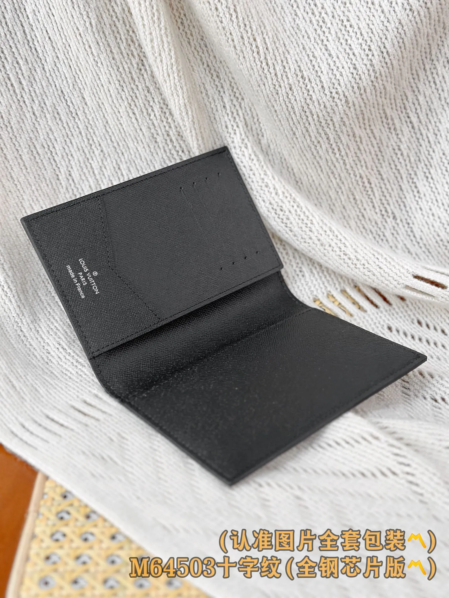 💰520 [Genuine grade] [Special grade MB all-steel high-elastic fabric] M64503 cross pattern (〽️A-grade all-steel version〽️) Personalized customization! Changing code chip! Passport Cover, the modern traveler's favorite accessory, this coated canvas passport cover combines style and practicality. Equipped with four credit card slots and two convenient pockets for quick access to your passport. 10 x 14 x 2.5 cm (length x height x width).