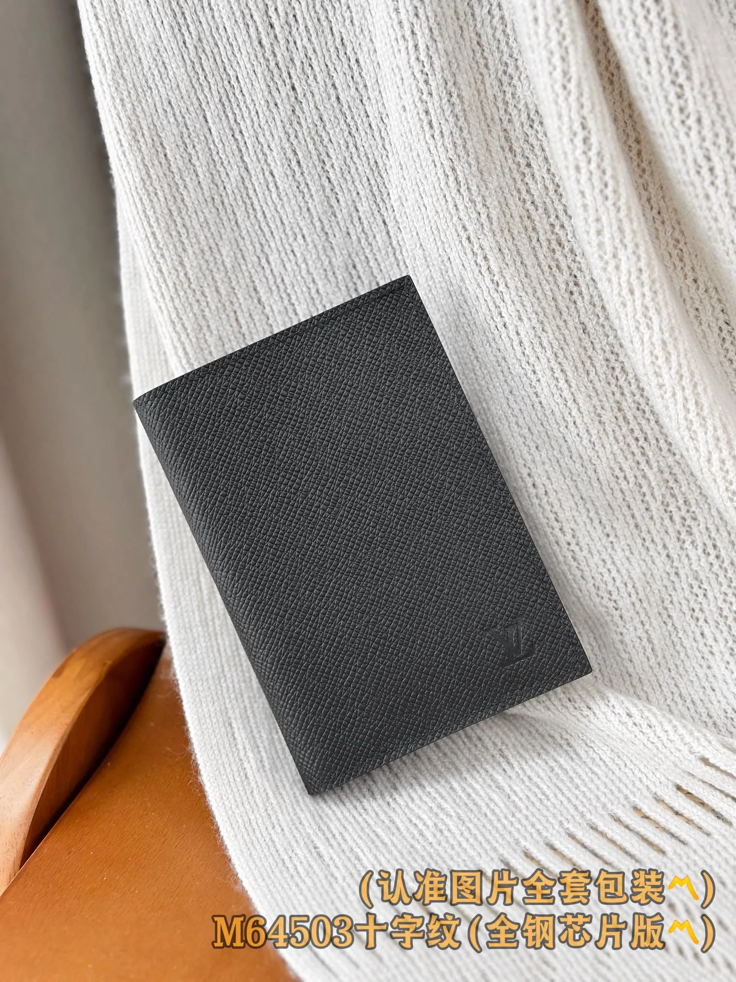 💰520 [Genuine grade] [Special grade MB all-steel high-elastic fabric] M64503 cross pattern (〽️A-grade all-steel version〽️) Personalized customization! Changing code chip! Passport Cover, the modern traveler's favorite accessory, this coated canvas passport cover combines style and practicality. Equipped with four credit card slots and two convenient pockets for quick access to your passport. 10 x 14 x 2.5 cm (length x height x width).