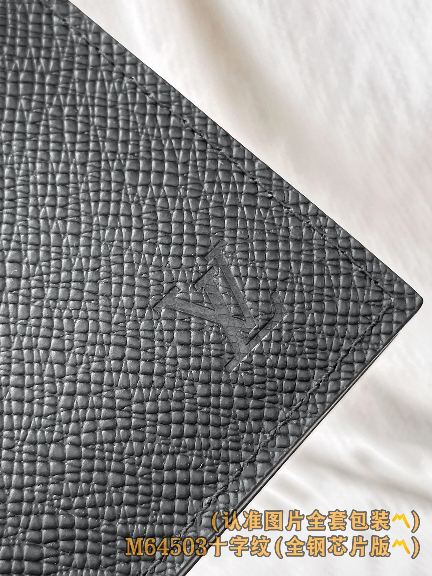 💰520 [Genuine grade] [Special grade MB all-steel high-elastic fabric] M64503 cross pattern (〽️A-grade all-steel version〽️) Personalized customization! Changing code chip! Passport Cover, the modern traveler's favorite accessory, this coated canvas passport cover combines style and practicality. Equipped with four credit card slots and two convenient pockets for quick access to your passport. 10 x 14 x 2.5 cm (length x height x width).