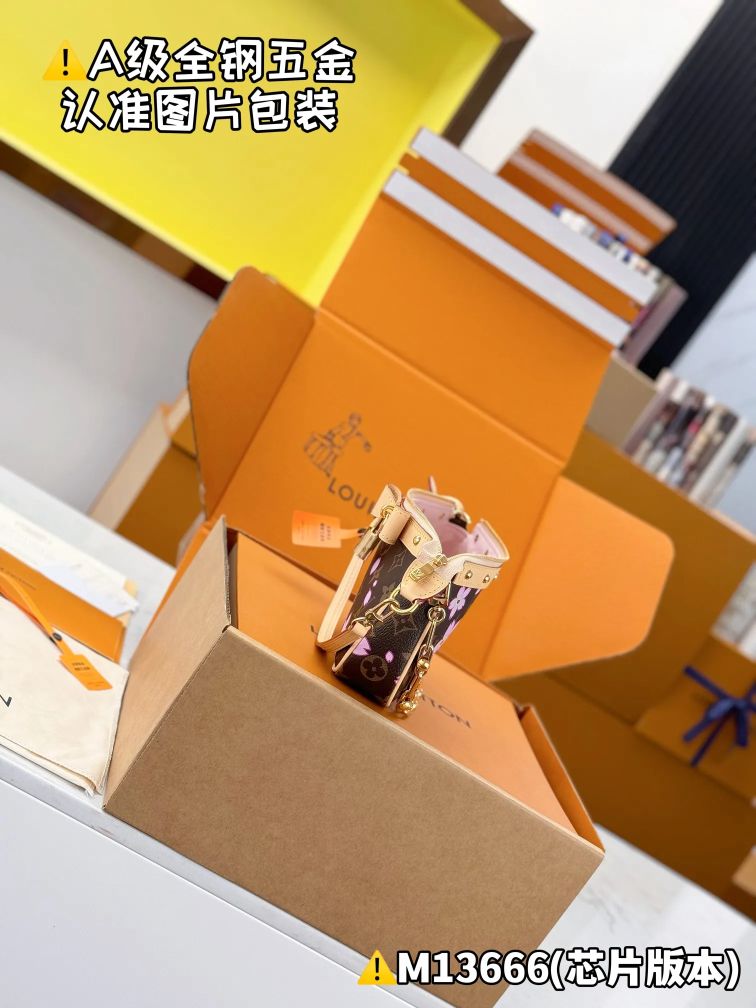 P1560 [Special grade MB high elastic fabric] LV x TM POCHETTE ACCESSOIRES handbag Model: M13666 Material: A+ grade all-steel hardware, imported high elastic fabric Packaging: Full set of special grade duty-free MB packaging Dimensions: 13 x 4 x 22 cm (height x width x length)