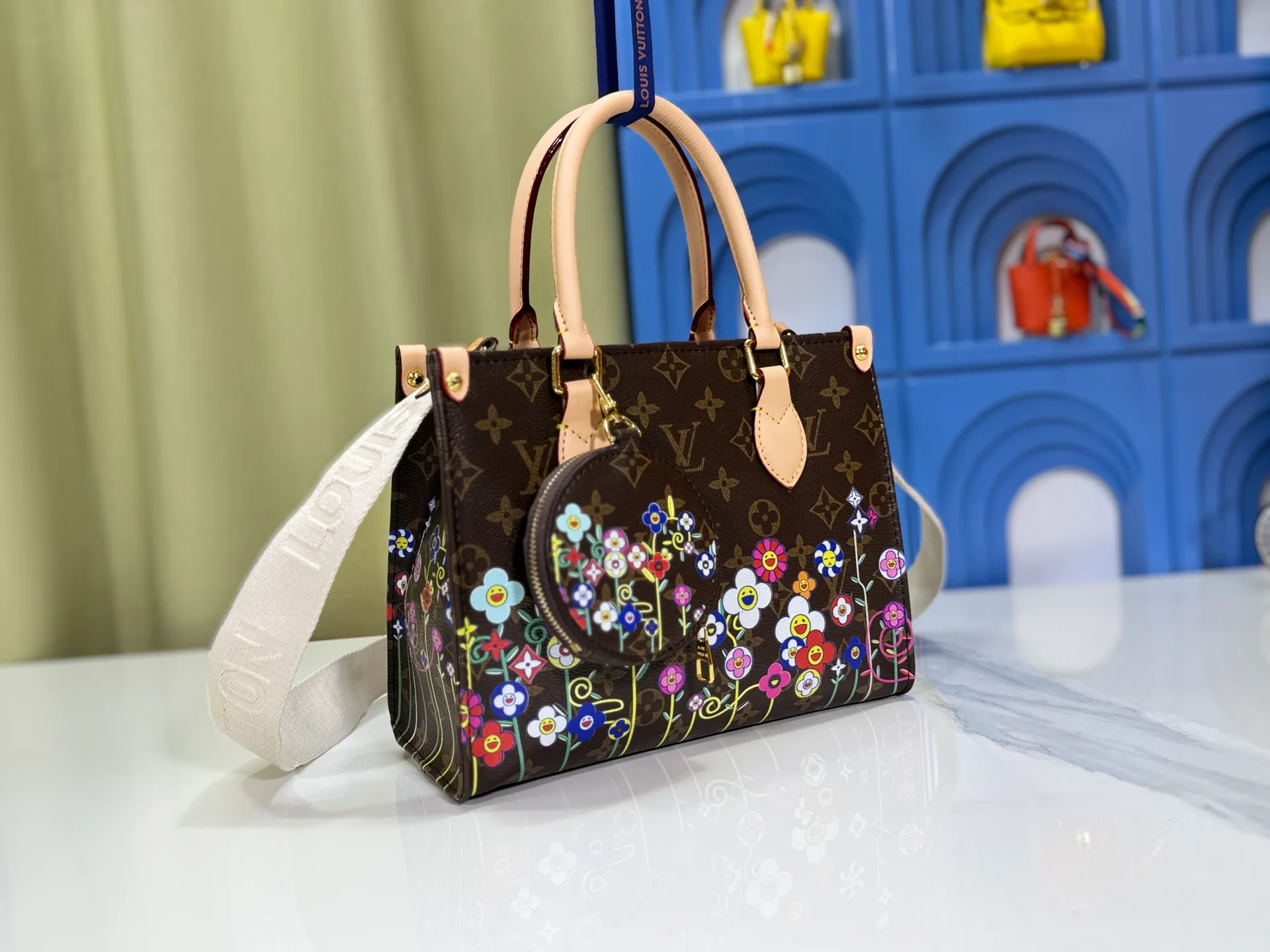 P240 Upgraded original M44571 M45495 M46373onthego medium-sized handbag, the monogram pattern is printed and dyed first and then embossed on the grained cowhide, which is soft and soft. Its ample interior can hold a laptop and other office supplies. The long and short handles are convenient for carrying in the hand or on the shoulder. Size: 25x19x11.5cm