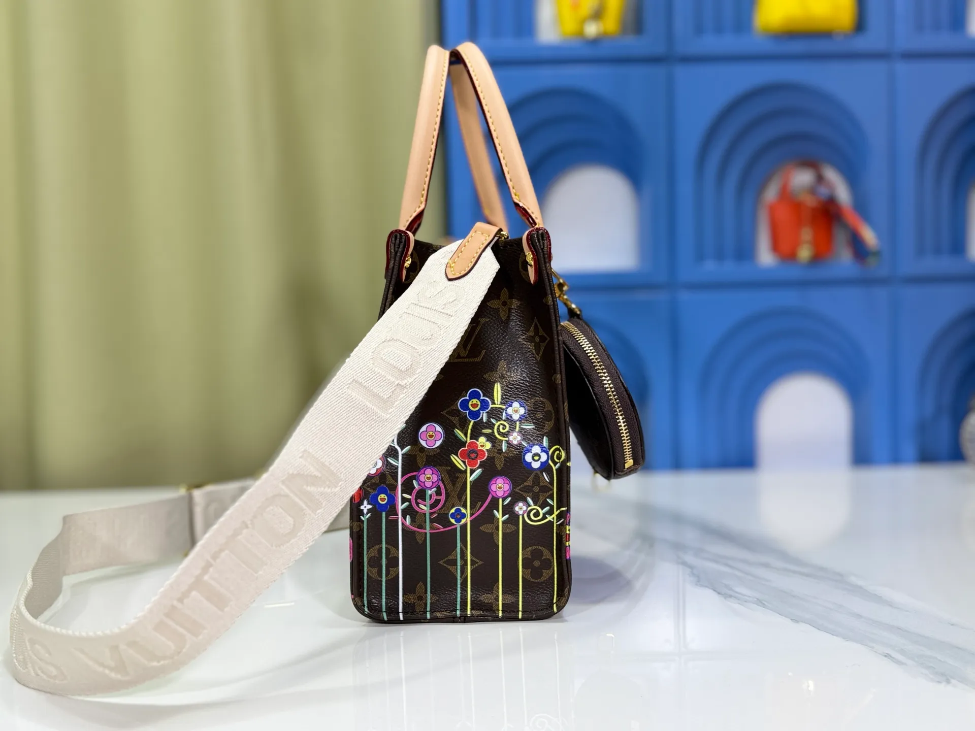 P240 Upgraded original M44571 M45495 M46373onthego medium-sized handbag, the monogram pattern is printed and dyed first and then embossed on the grained cowhide, which is soft and soft. Its ample interior can hold a laptop and other office supplies. The long and short handles are convenient for carrying in the hand or on the shoulder. Size: 25x19x11.5cm