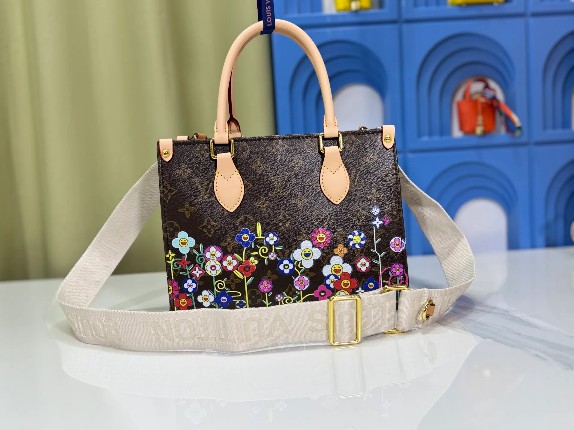 P240 Upgraded original M44571 M45495 M46373onthego medium-sized handbag, the monogram pattern is printed and dyed first and then embossed on the grained cowhide, which is soft and soft. Its ample interior can hold a laptop and other office supplies. The long and short handles are convenient for carrying in the hand or on the shoulder. Size: 25x19x11.5cm