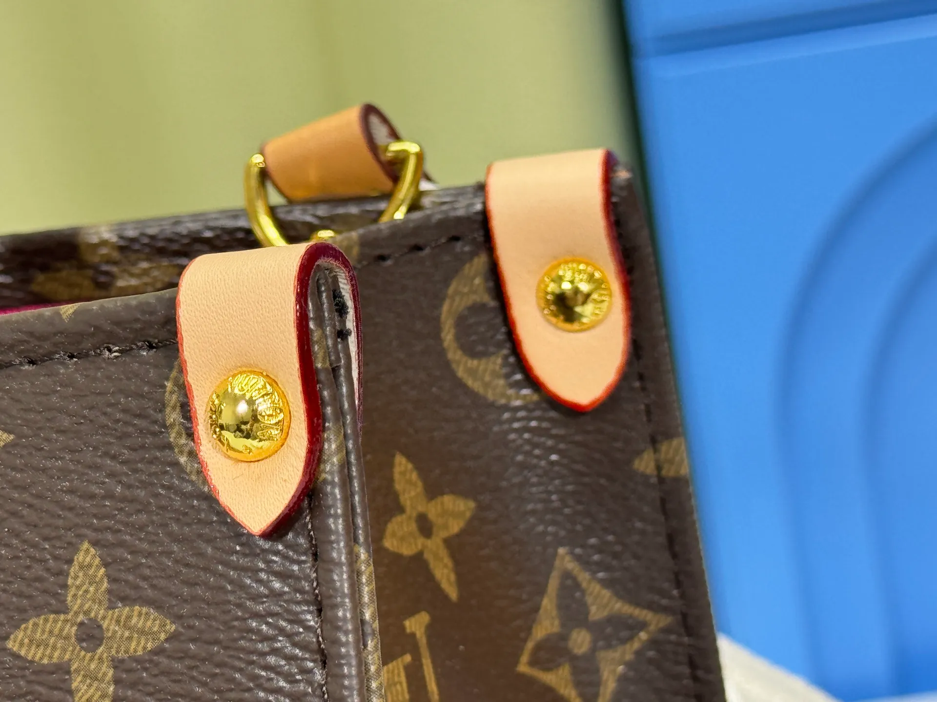 P240 Upgraded original M44571 M45495 M46373onthego medium-sized handbag, the monogram pattern is printed and dyed first and then embossed on the grained cowhide, which is soft and soft. Its ample interior can hold a laptop and other office supplies. The long and short handles are convenient for carrying in the hand or on the shoulder. Size: 25x19x11.5cm