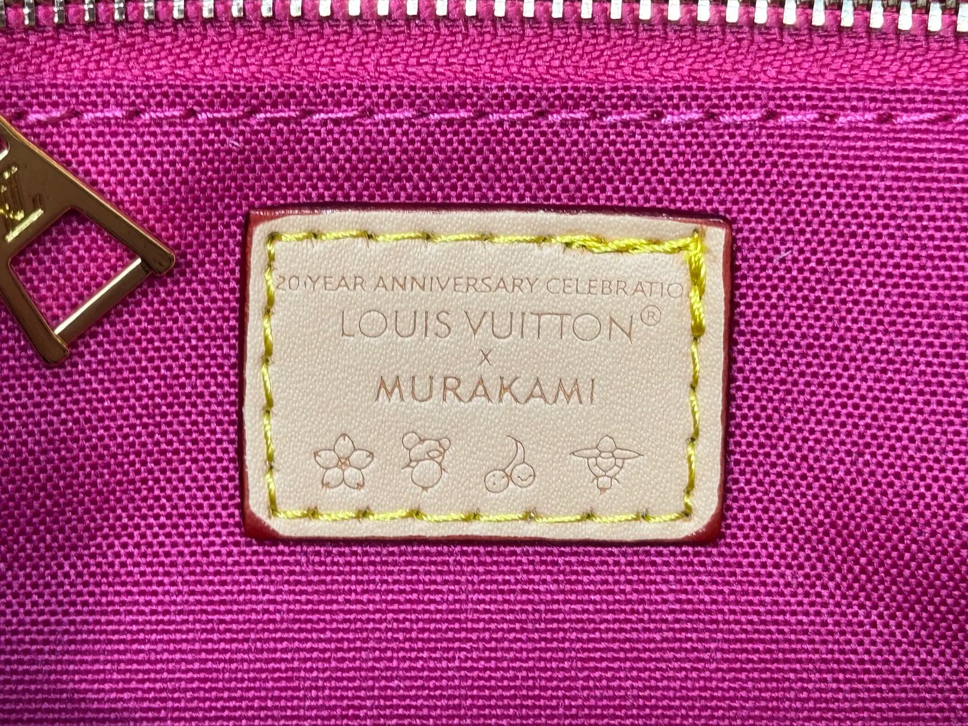 P240 Upgraded original M44571 M45495 M46373onthego medium-sized handbag, the monogram pattern is printed and dyed first and then embossed on the grained cowhide, which is soft and soft. Its ample interior can hold a laptop and other office supplies. The long and short handles are convenient for carrying in the hand or on the shoulder. Size: 25x19x11.5cm