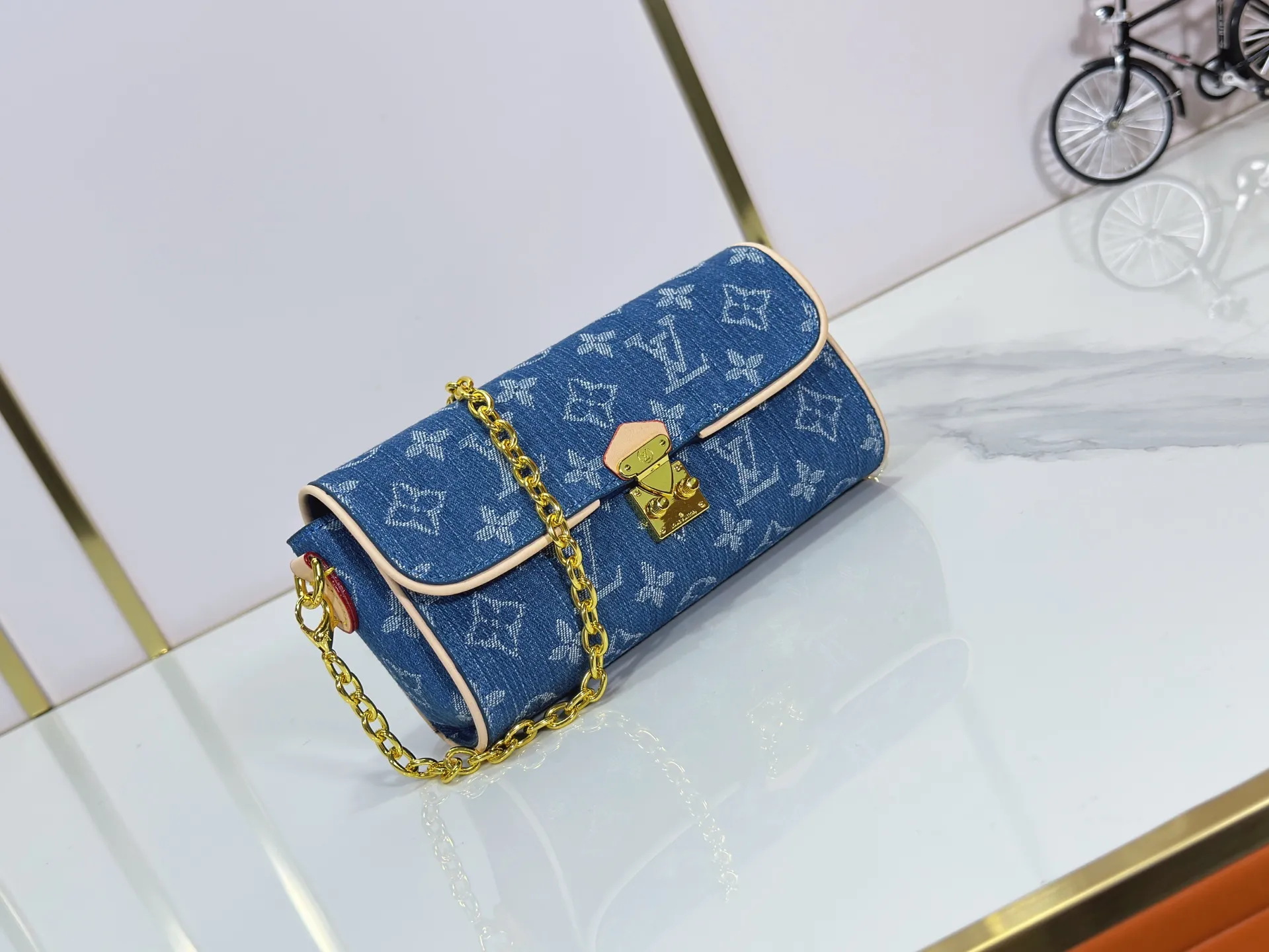 P220 Upgraded original version M13566 This Pochette Camille handbag is made of Monogram canvas, paying tribute to the original design that appeared in the Louis Vuitton 2000 spring and summer fashion show. The S-Lock buckle, LVCircle logo on the chain and contrasting WVN leather trim embody the brand's classic elements. The flexible and easy-to-wear construction can be worn cross-body, over the shoulder or by hand. Dimensions: 20.5 × 11 × 6 cm