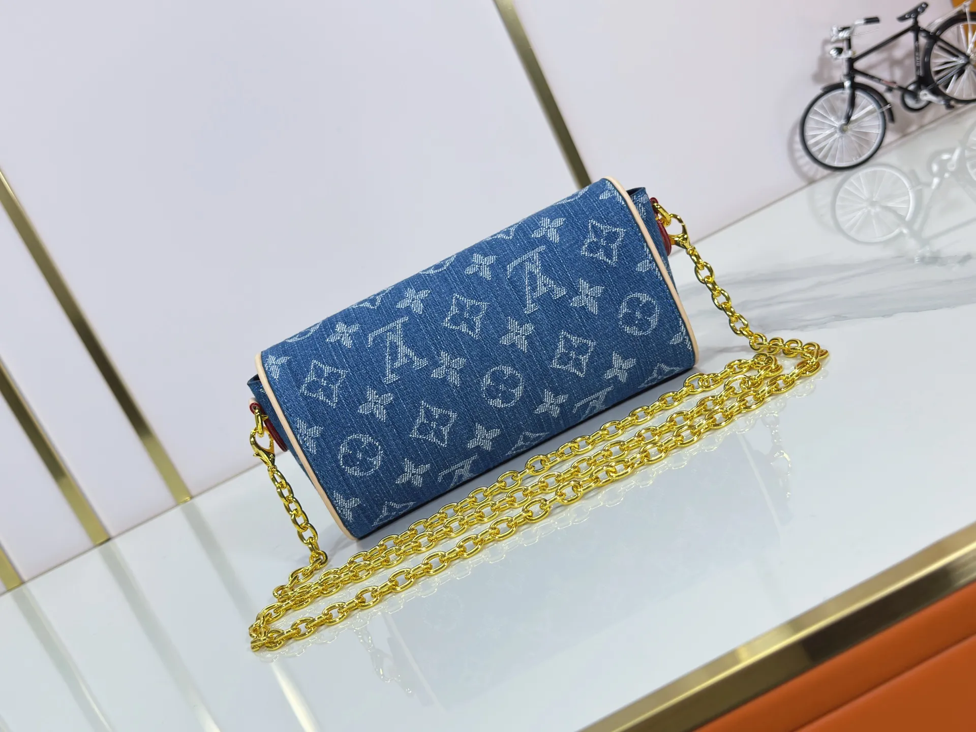 P220 Upgraded original version M13566 This Pochette Camille handbag is made of Monogram canvas, paying tribute to the original design that appeared in the Louis Vuitton 2000 spring and summer fashion show. The S-Lock buckle, LVCircle logo on the chain and contrasting WVN leather trim embody the brand's classic elements. The flexible and easy-to-wear construction can be worn cross-body, over the shoulder or by hand. Dimensions: 20.5 × 11 × 6 cm