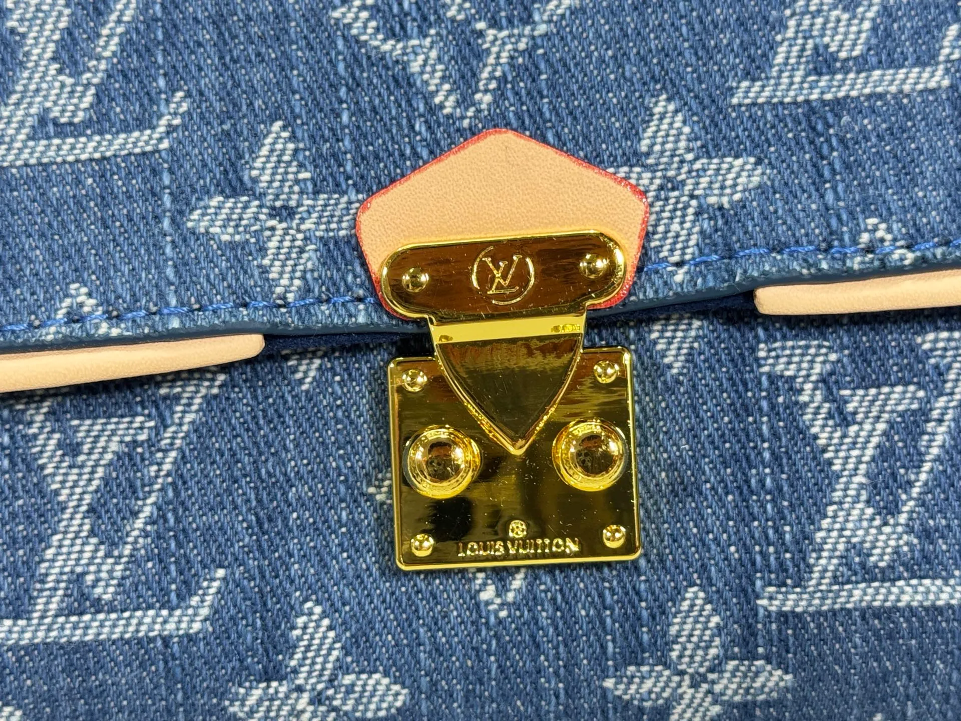 P220 Upgraded original version M13566 This Pochette Camille handbag is made of Monogram canvas, paying tribute to the original design that appeared in the Louis Vuitton 2000 spring and summer fashion show. The S-Lock buckle, LVCircle logo on the chain and contrasting WVN leather trim embody the brand's classic elements. The flexible and easy-to-wear construction can be worn cross-body, over the shoulder or by hand. Dimensions: 20.5 × 11 × 6 cm