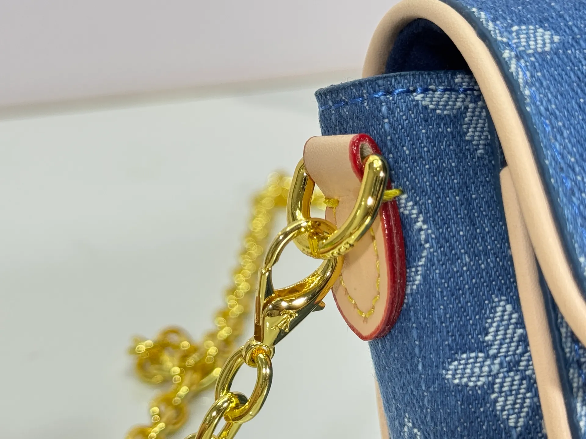 P220 Upgraded original version M13566 This Pochette Camille handbag is made of Monogram canvas, paying tribute to the original design that appeared in the Louis Vuitton 2000 spring and summer fashion show. The S-Lock buckle, LVCircle logo on the chain and contrasting WVN leather trim embody the brand's classic elements. The flexible and easy-to-wear construction can be worn cross-body, over the shoulder or by hand. Dimensions: 20.5 × 11 × 6 cm