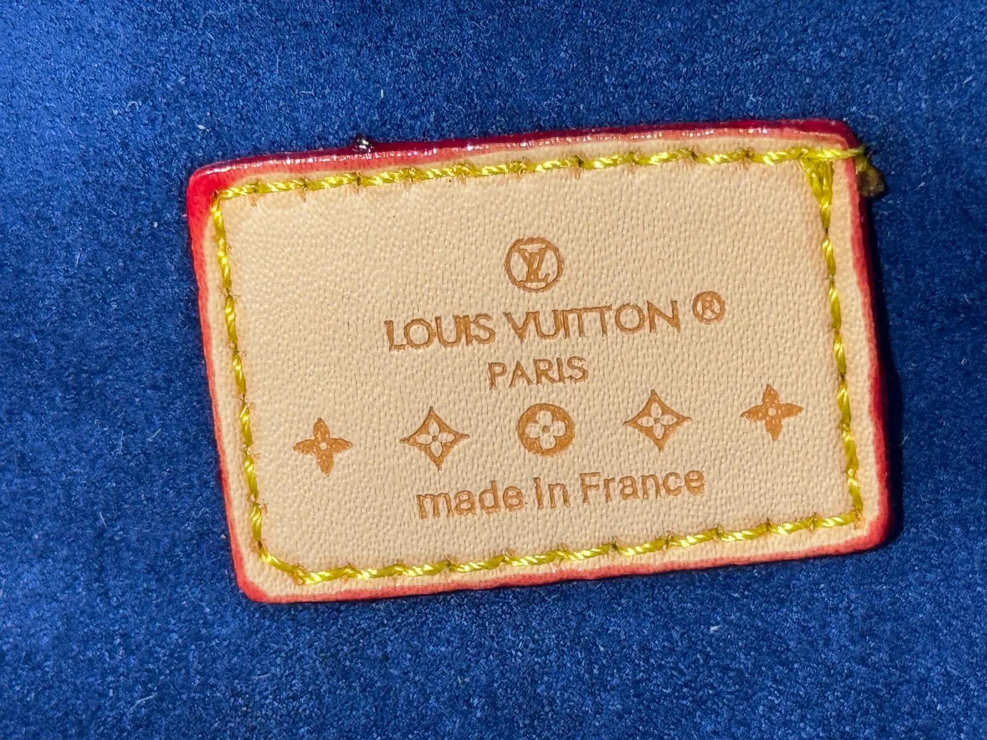 P220 Upgraded original version M13566 This Pochette Camille handbag is made of Monogram canvas, paying tribute to the original design that appeared in the Louis Vuitton 2000 spring and summer fashion show. The S-Lock buckle, LVCircle logo on the chain and contrasting WVN leather trim embody the brand's classic elements. The flexible and easy-to-wear construction can be worn cross-body, over the shoulder or by hand. Dimensions: 20.5 × 11 × 6 cm