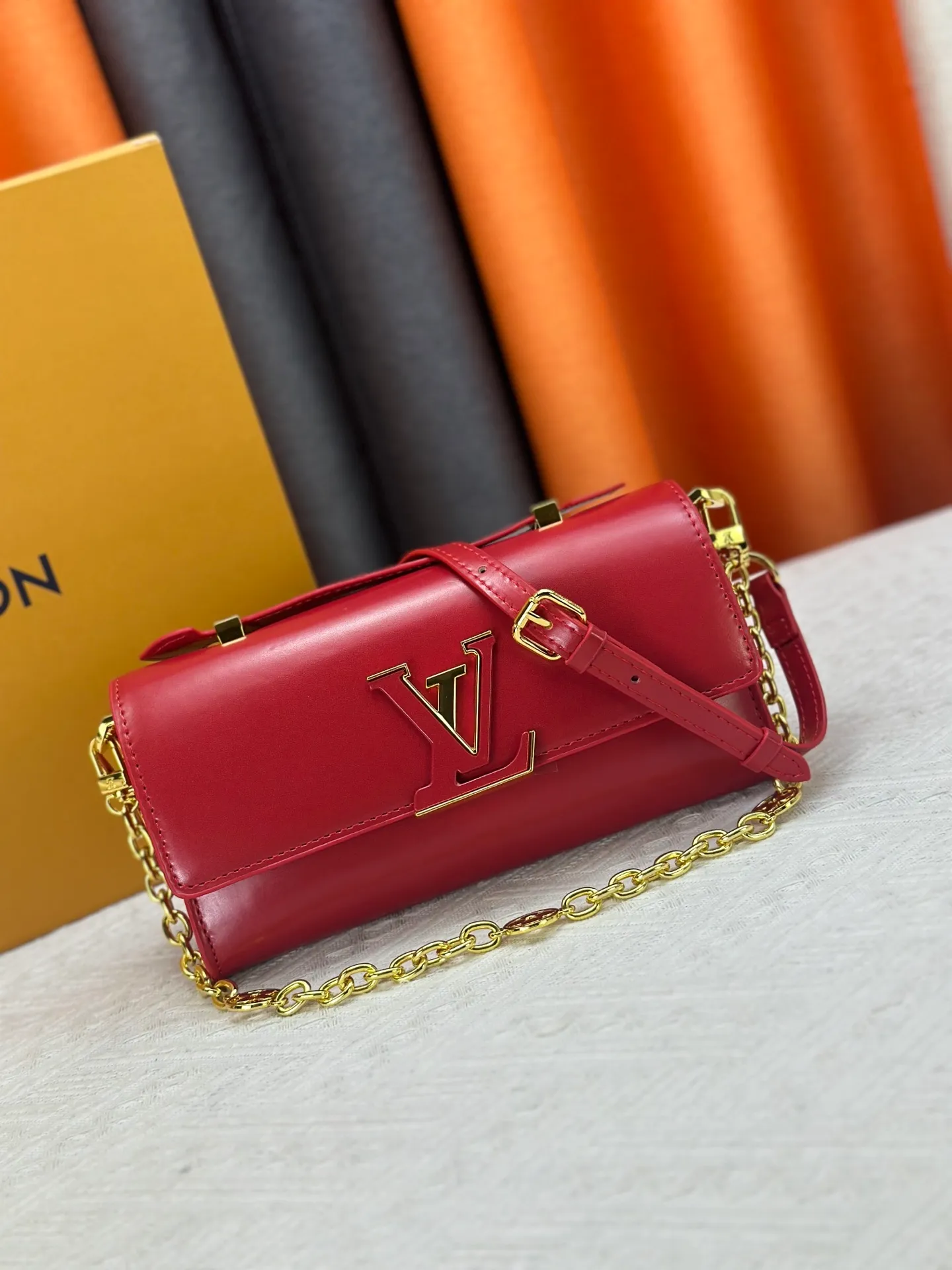 P260 M12143 black M12405 red M12265 white Wallet On Chain Capucines handbag combines exquisite craftsmanship and elegant style. It is embellished with classic LV letters in smooth leather. It is equipped with a detachable metal chain and leather shoulder strap, which can be carried by hand, shoulder or cross-body. The neat interior features Monogram floral magnet fastening, patch pockets, and card compartment.  12 x 4 x 23 cm (H x W x L) Cowhide Leather Trimming Cowhide lining Metal hardware Monogram floral magnetic closure Large main compartment Internal patch pocket with card compartment Shoulder strap: removable, adjustable Half-length strap: 43.0 cm Strap half-length adjustable to: 53.0 cm Chain: Removable Chain half-length: 22.5 cm Handle: Single handle
