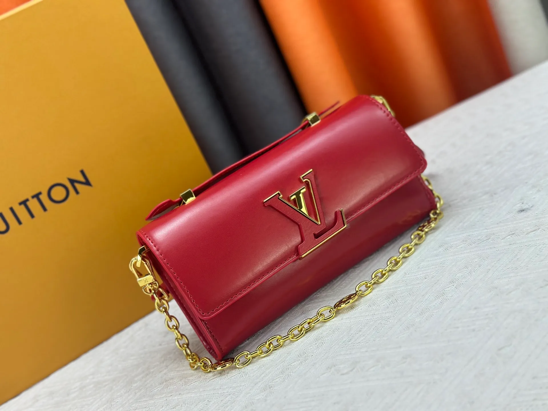 P260 M12143 black M12405 red M12265 white Wallet On Chain Capucines handbag combines exquisite craftsmanship and elegant style. It is embellished with classic LV letters in smooth leather. It is equipped with a detachable metal chain and leather shoulder strap, which can be carried by hand, shoulder or cross-body. The neat interior features Monogram floral magnet fastening, patch pockets, and card compartment.  12 x 4 x 23 cm (H x W x L) Cowhide Leather Trimming Cowhide lining Metal hardware Monogram floral magnetic closure Large main compartment Internal patch pocket with card compartment Shoulder strap: removable, adjustable Half-length strap: 43.0 cm Strap half-length adjustable to: 53.0 cm Chain: Removable Chain half-length: 22.5 cm Handle: Single handle