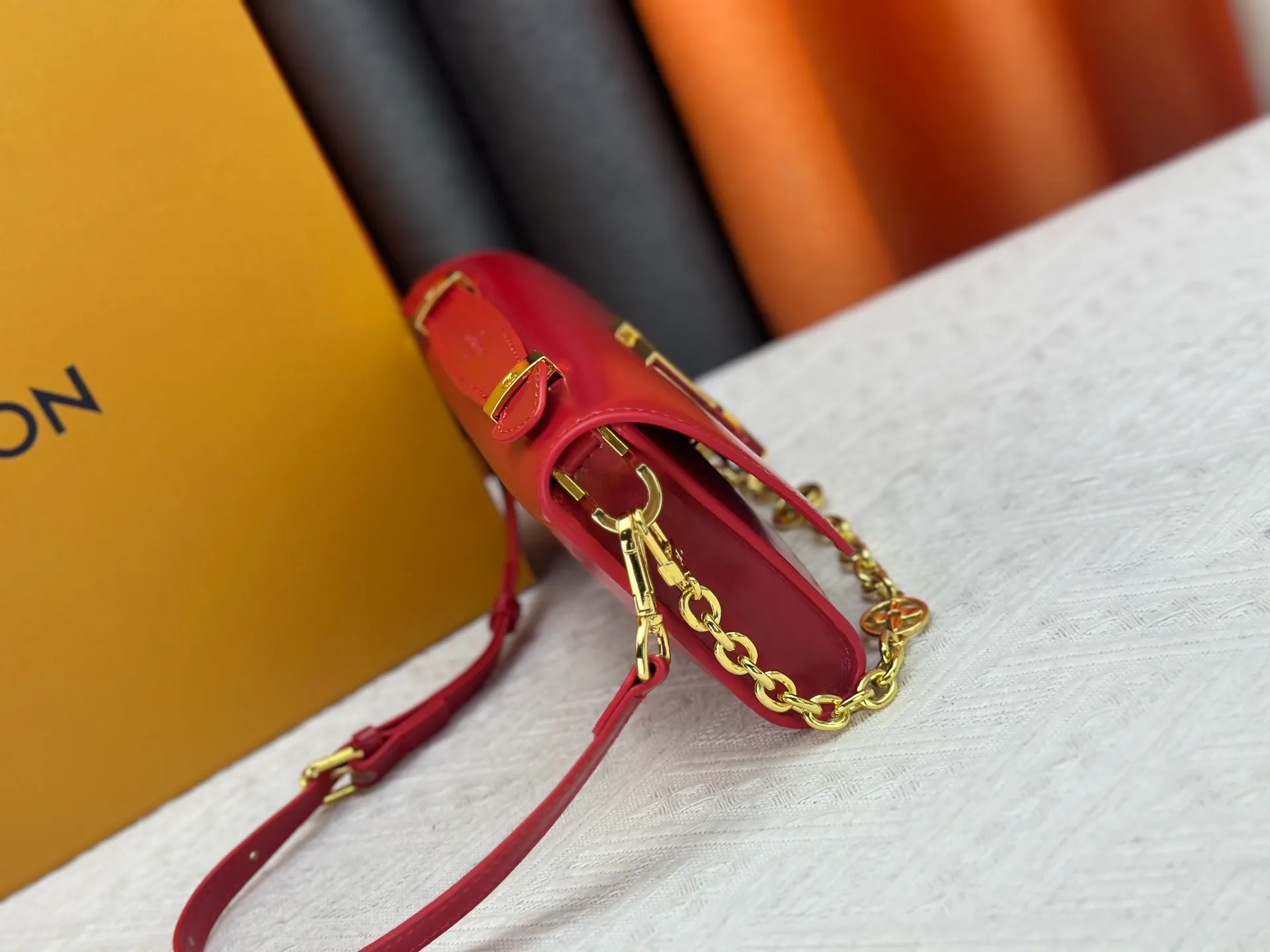 P260 M12143 black M12405 red M12265 white Wallet On Chain Capucines handbag combines exquisite craftsmanship and elegant style. It is embellished with classic LV letters in smooth leather. It is equipped with a detachable metal chain and leather shoulder strap, which can be carried by hand, shoulder or cross-body. The neat interior features Monogram floral magnet fastening, patch pockets, and card compartment.  12 x 4 x 23 cm (H x W x L) Cowhide Leather Trimming Cowhide lining Metal hardware Monogram floral magnetic closure Large main compartment Internal patch pocket with card compartment Shoulder strap: removable, adjustable Half-length strap: 43.0 cm Strap half-length adjustable to: 53.0 cm Chain: Removable Chain half-length: 22.5 cm Handle: Single handle