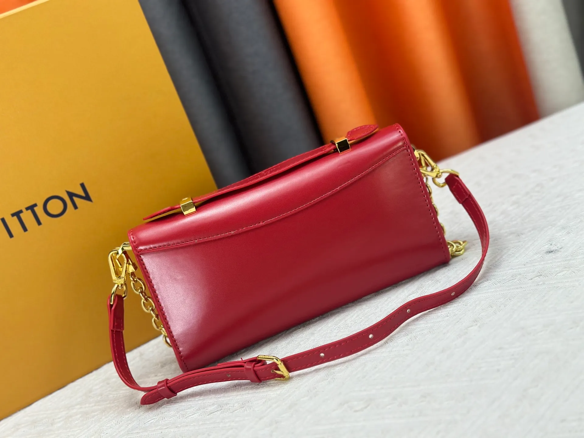 P260 M12143 black M12405 red M12265 white Wallet On Chain Capucines handbag combines exquisite craftsmanship and elegant style. It is embellished with classic LV letters in smooth leather. It is equipped with a detachable metal chain and leather shoulder strap, which can be carried by hand, shoulder or cross-body. The neat interior features Monogram floral magnet fastening, patch pockets, and card compartment.  12 x 4 x 23 cm (H x W x L) Cowhide Leather Trimming Cowhide lining Metal hardware Monogram floral magnetic closure Large main compartment Internal patch pocket with card compartment Shoulder strap: removable, adjustable Half-length strap: 43.0 cm Strap half-length adjustable to: 53.0 cm Chain: Removable Chain half-length: 22.5 cm Handle: Single handle
