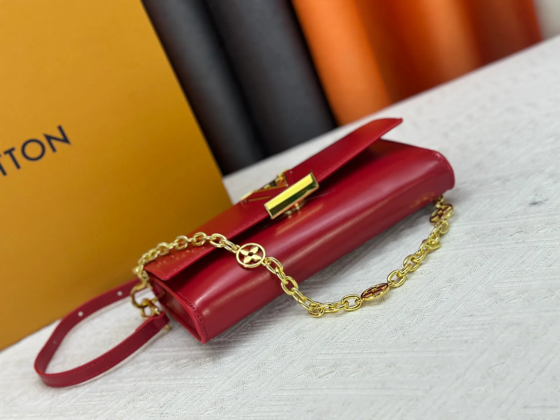 P260 M12143 black M12405 red M12265 white Wallet On Chain Capucines handbag combines exquisite craftsmanship and elegant style. It is embellished with classic LV letters in smooth leather. It is equipped with a detachable metal chain and leather shoulder strap, which can be carried by hand, shoulder or cross-body. The neat interior features Monogram floral magnet fastening, patch pockets, and card compartment.  12 x 4 x 23 cm (H x W x L) Cowhide Leather Trimming Cowhide lining Metal hardware Monogram floral magnetic closure Large main compartment Internal patch pocket with card compartment Shoulder strap: removable, adjustable Half-length strap: 43.0 cm Strap half-length adjustable to: 53.0 cm Chain: Removable Chain half-length: 22.5 cm Handle: Single handle