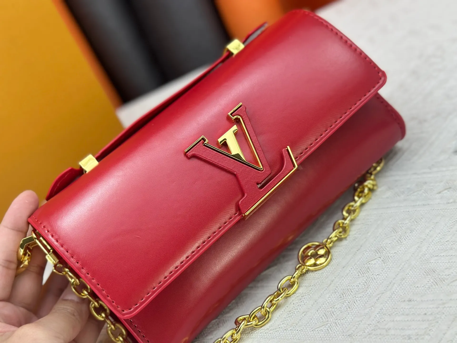 P260 M12143 black M12405 red M12265 white Wallet On Chain Capucines handbag combines exquisite craftsmanship and elegant style. It is embellished with classic LV letters in smooth leather. It is equipped with a detachable metal chain and leather shoulder strap, which can be carried by hand, shoulder or cross-body. The neat interior features Monogram floral magnet fastening, patch pockets, and card compartment.  12 x 4 x 23 cm (H x W x L) Cowhide Leather Trimming Cowhide lining Metal hardware Monogram floral magnetic closure Large main compartment Internal patch pocket with card compartment Shoulder strap: removable, adjustable Half-length strap: 43.0 cm Strap half-length adjustable to: 53.0 cm Chain: Removable Chain half-length: 22.5 cm Handle: Single handle