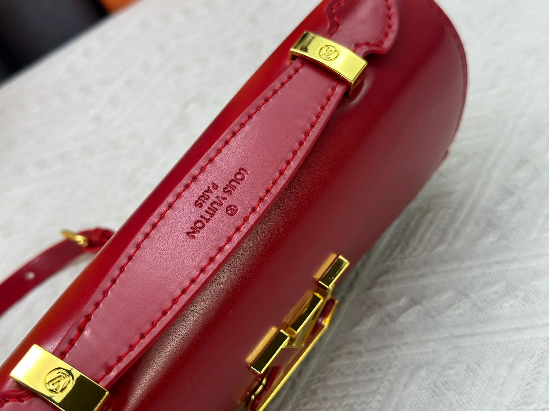 P260 M12143 black M12405 red M12265 white Wallet On Chain Capucines handbag combines exquisite craftsmanship and elegant style. It is embellished with classic LV letters in smooth leather. It is equipped with a detachable metal chain and leather shoulder strap, which can be carried by hand, shoulder or cross-body. The neat interior features Monogram floral magnet fastening, patch pockets, and card compartment.  12 x 4 x 23 cm (H x W x L) Cowhide Leather Trimming Cowhide lining Metal hardware Monogram floral magnetic closure Large main compartment Internal patch pocket with card compartment Shoulder strap: removable, adjustable Half-length strap: 43.0 cm Strap half-length adjustable to: 53.0 cm Chain: Removable Chain half-length: 22.5 cm Handle: Single handle